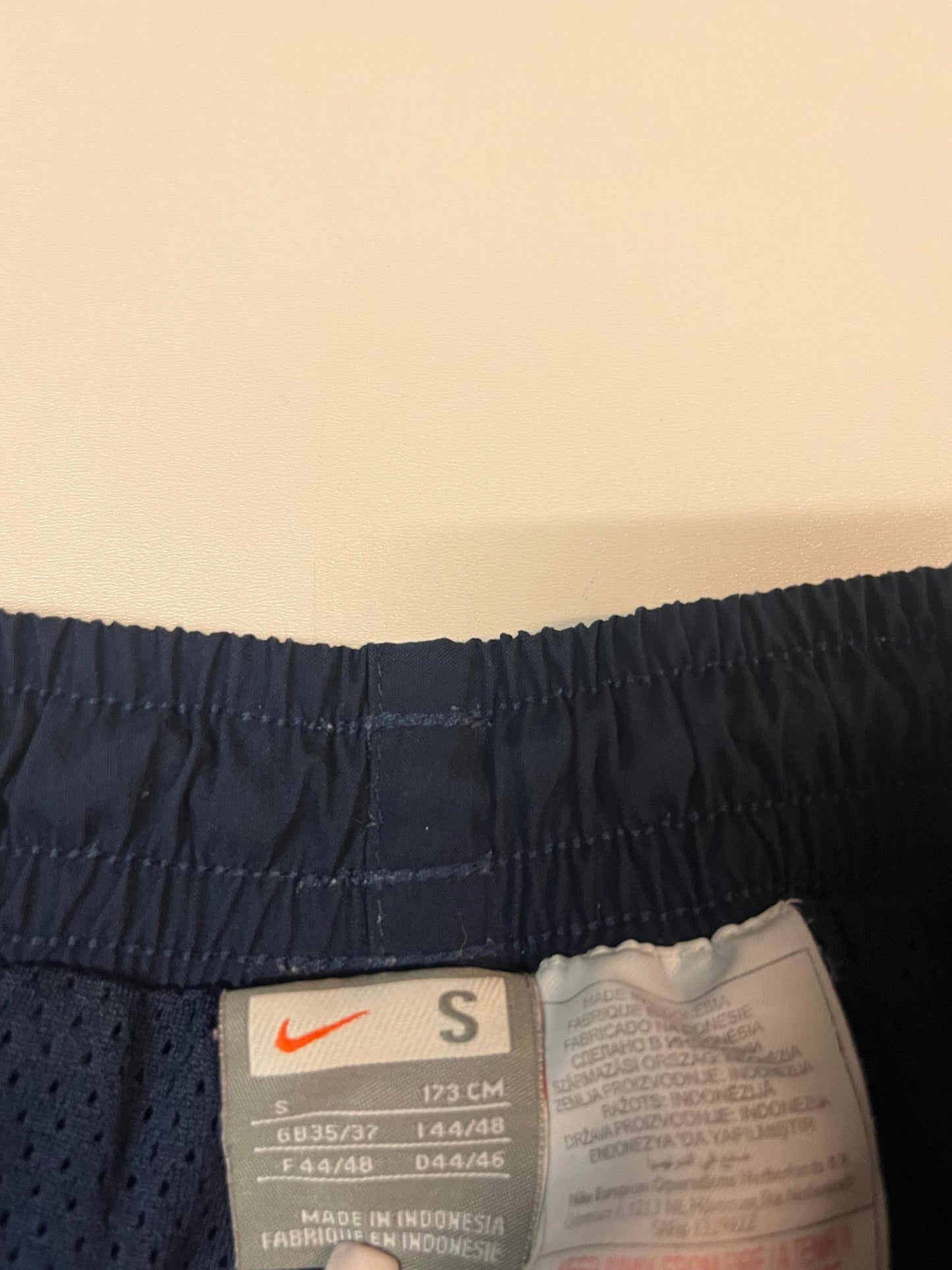 Entdecke unsere Vintage Track Pants von Nike und anderen Marken, erhältlich bei Valuxery.de - Dein Shop für trendige Vintage - Kleidung. Unsere Track Pants sind aus hochwertigen Materialien und