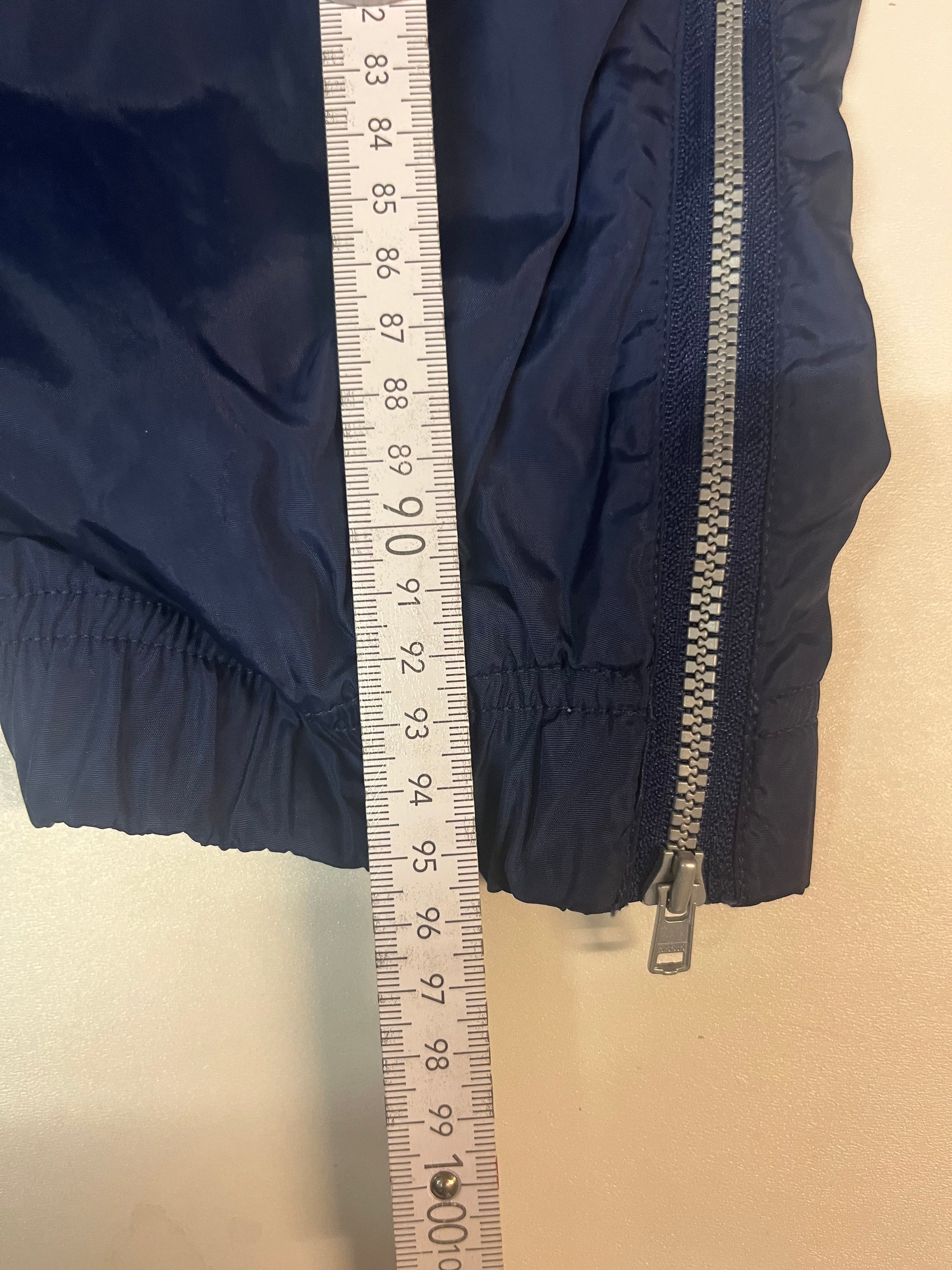 Entdecke unsere Vintage Track Pants von Nike und anderen Marken, erhältlich bei Valuxery.de - Dein Shop für trendige Vintage - Kleidung. Unsere Track Pants sind aus hochwertigen Materialien und