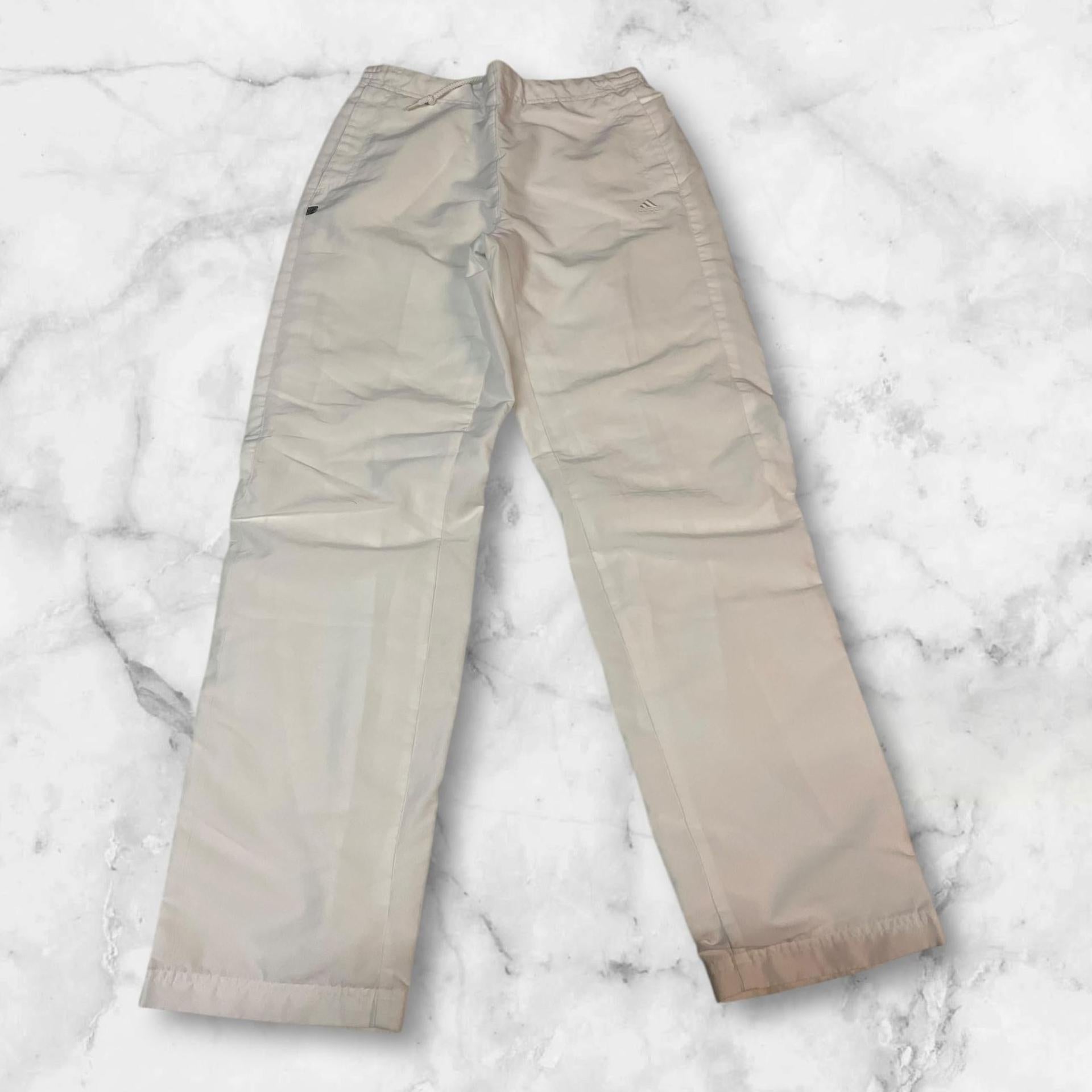 Entdecke unsere Vintage Track Pants von Nike und anderen Marken, erhältlich bei Valuxery.de - Dein Shop für trendige Vintage - Kleidung. Unsere Track Pants sind aus hochwertigen Materialien und