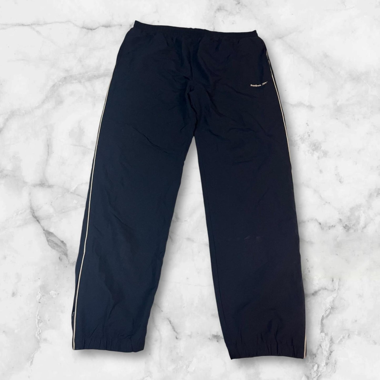 Entdecke unsere Vintage Track Pants von Nike und anderen Marken, erhältlich bei Valuxery.de - Dein Shop für trendige Vintage - Kleidung. Unsere Track Pants sind aus hochwertigen Materialien und