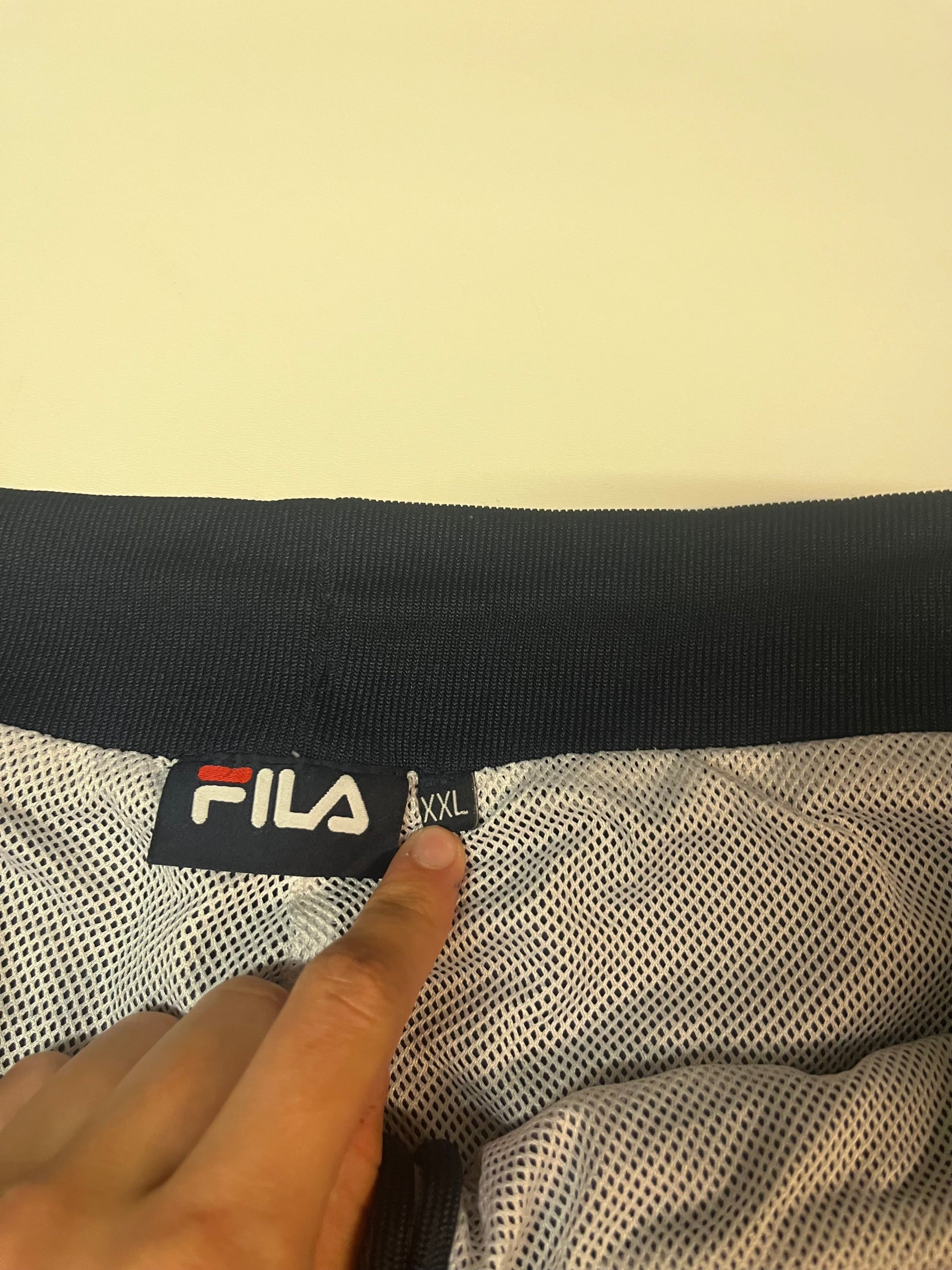 Entdecke unsere Vintage Track Pants von Nike und anderen Marken, erhältlich bei Valuxery.de - Dein Shop für trendige Vintage - Kleidung. Unsere Track Pants sind aus hochwertigen Materialien und