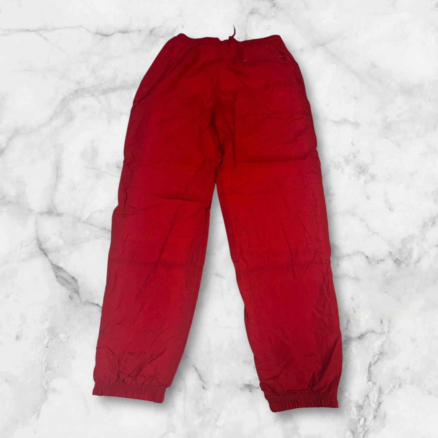 Entdecke unsere Vintage Track Pants von Nike und anderen Marken, erhältlich bei Valuxery.de - Dein Shop für trendige Vintage - Kleidung. Unsere Track Pants sind aus hochwertigen Materialien und