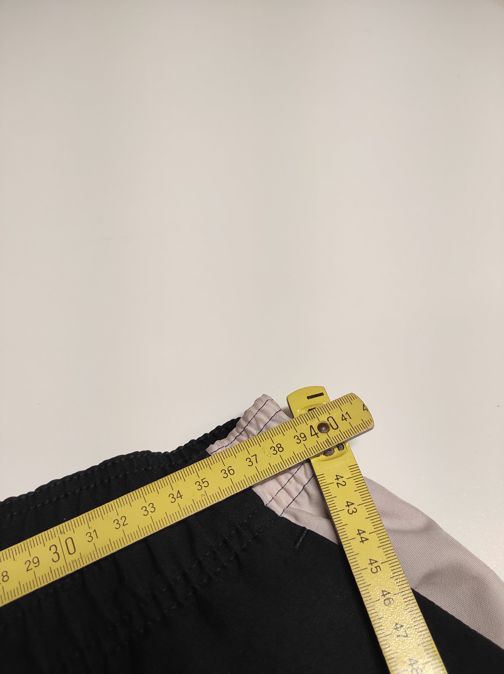 Entdecke unsere Vintage Track Pants von Nike und anderen Marken, erhältlich bei Valuxery.de - Dein Shop für trendige Vintage - Kleidung. Unsere Track Pants sind aus hochwertigen Materialien und