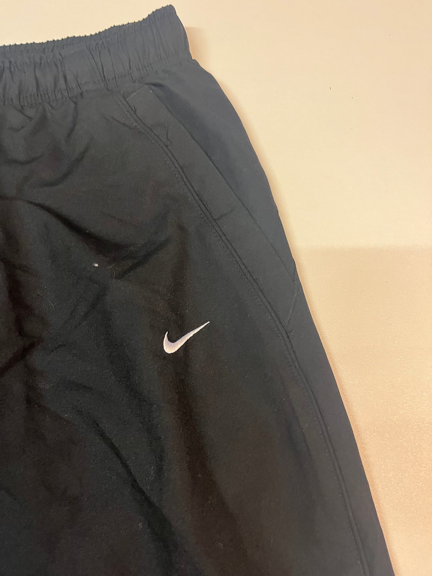 Entdecke unsere Vintage Track Pants von Nike und anderen Marken, erhältlich bei Valuxery.de - Dein Shop für trendige Vintage - Kleidung. Unsere Track Pants sind aus hochwertigen Materialien und