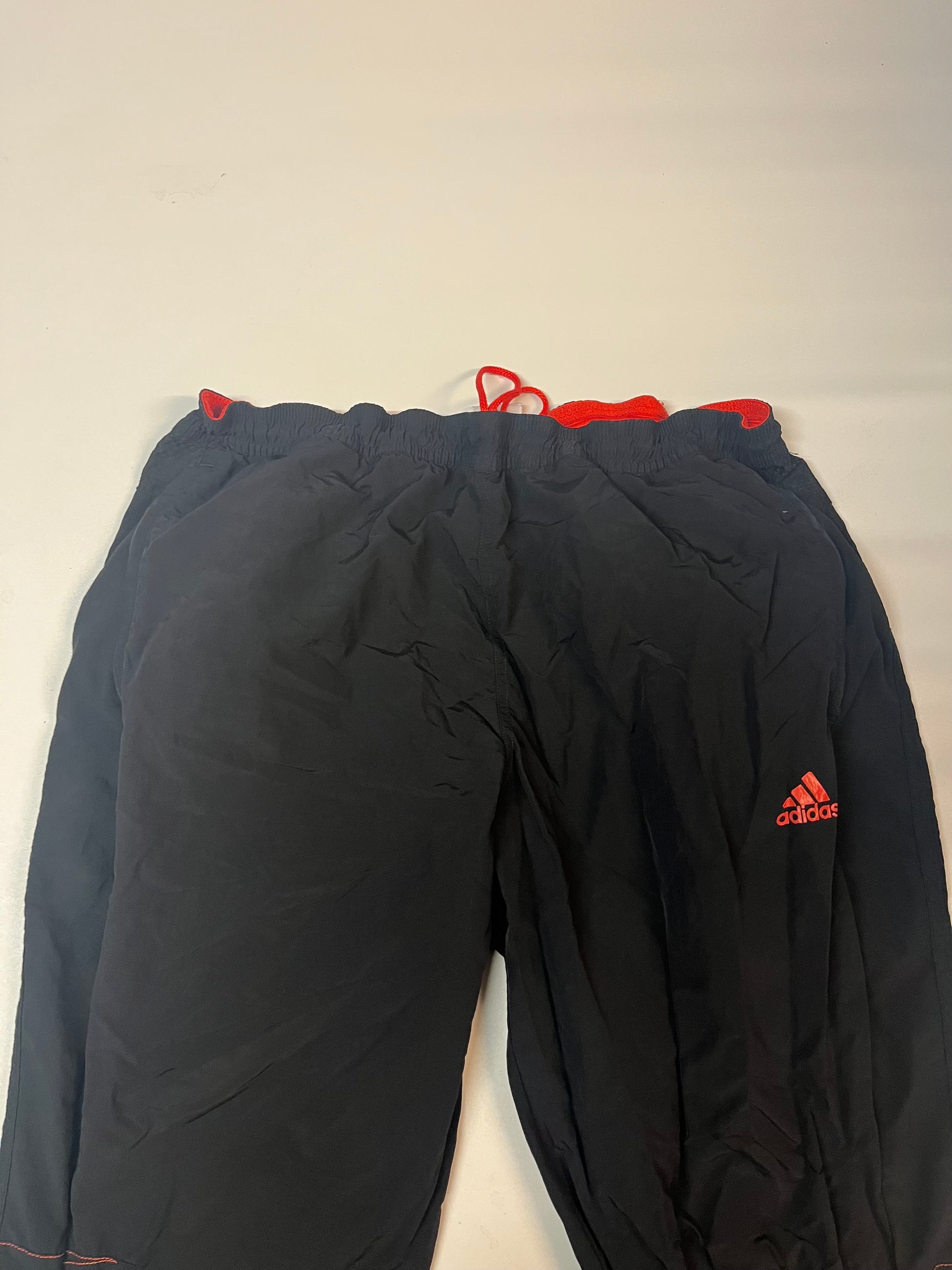 Entdecke unsere Vintage Track Pants von Nike und anderen Marken, erhältlich bei Valuxery.de - Dein Shop für trendige Vintage - Kleidung. Unsere Track Pants sind aus hochwertigen Materialien und