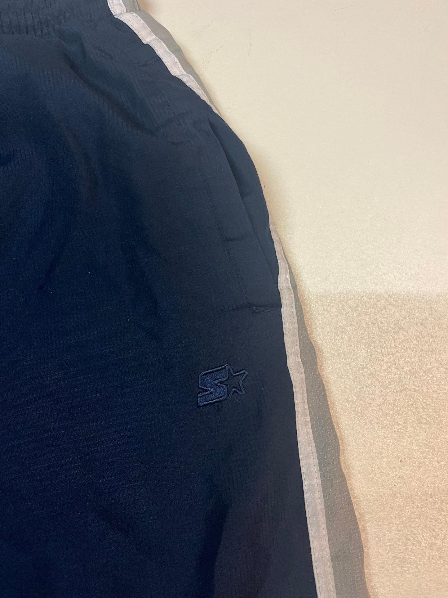 Entdecke unsere Vintage Track Pants von Nike und anderen Marken, erhältlich bei Valuxery.de - Dein Shop für trendige Vintage - Kleidung. Unsere Track Pants sind aus hochwertigen Materialien und