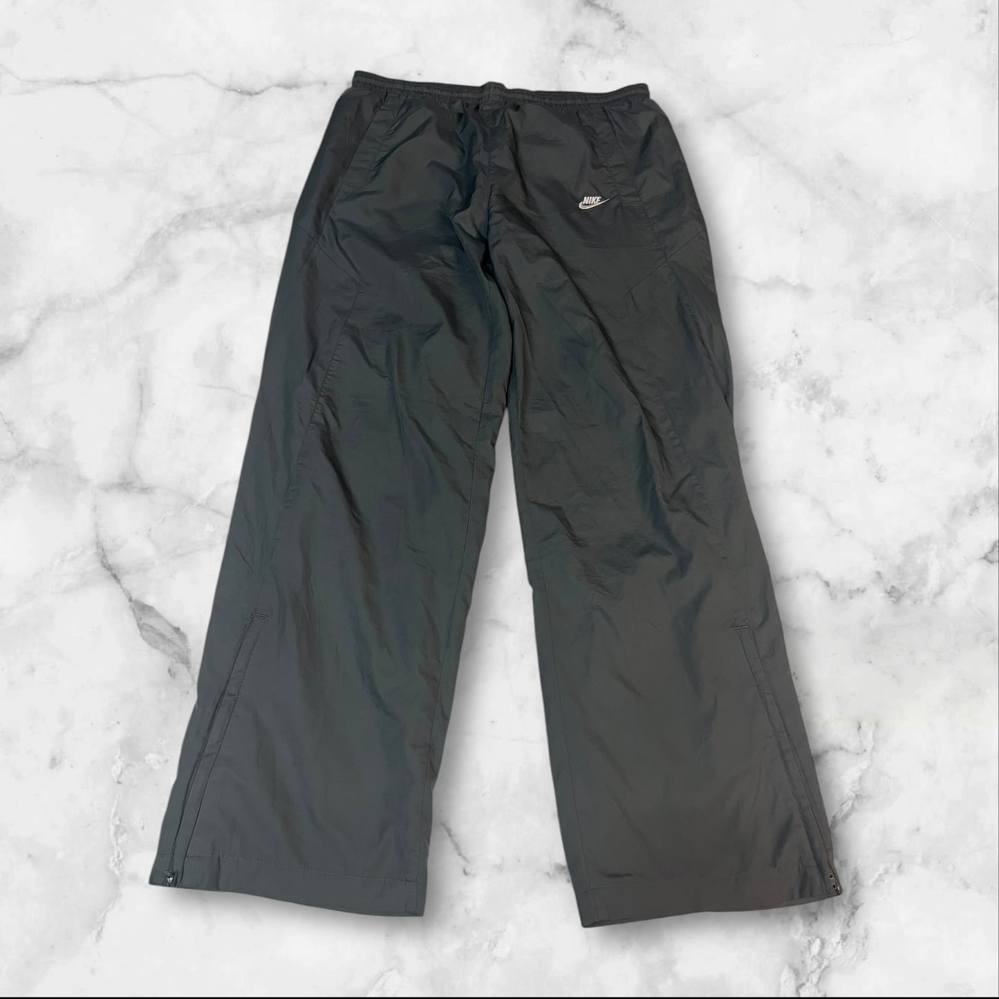 Entdecke unsere Vintage Track Pants von Nike und anderen Marken, erhältlich bei Valuxery.de - Dein Shop für trendige Vintage - Kleidung. Unsere Track Pants sind aus hochwertigen Materialien und