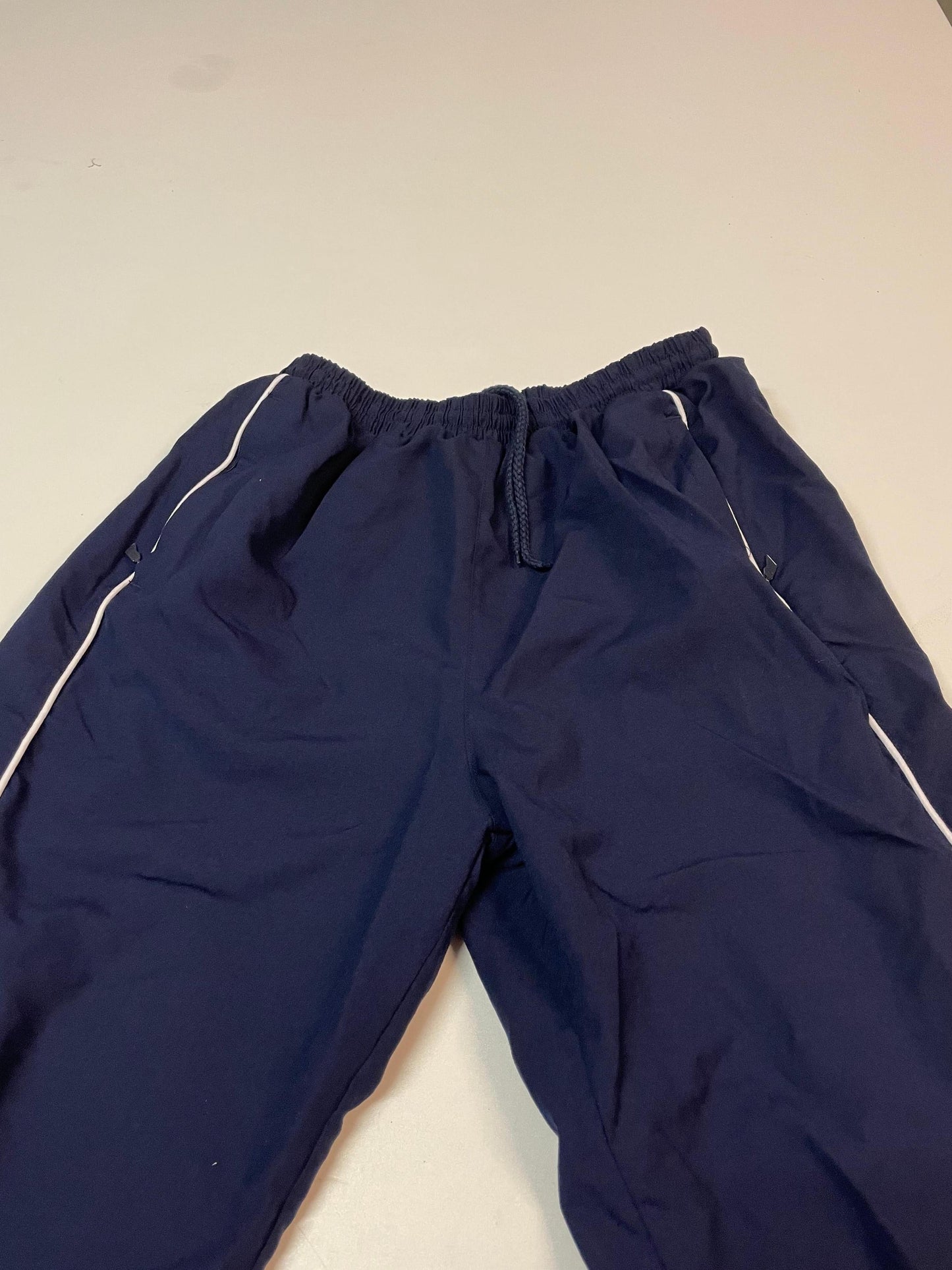 Entdecke unsere Vintage Track Pants von Nike und anderen Marken, erhältlich bei Valuxery.de - Dein Shop für trendige Vintage - Kleidung. Unsere Track Pants sind aus hochwertigen Materialien und