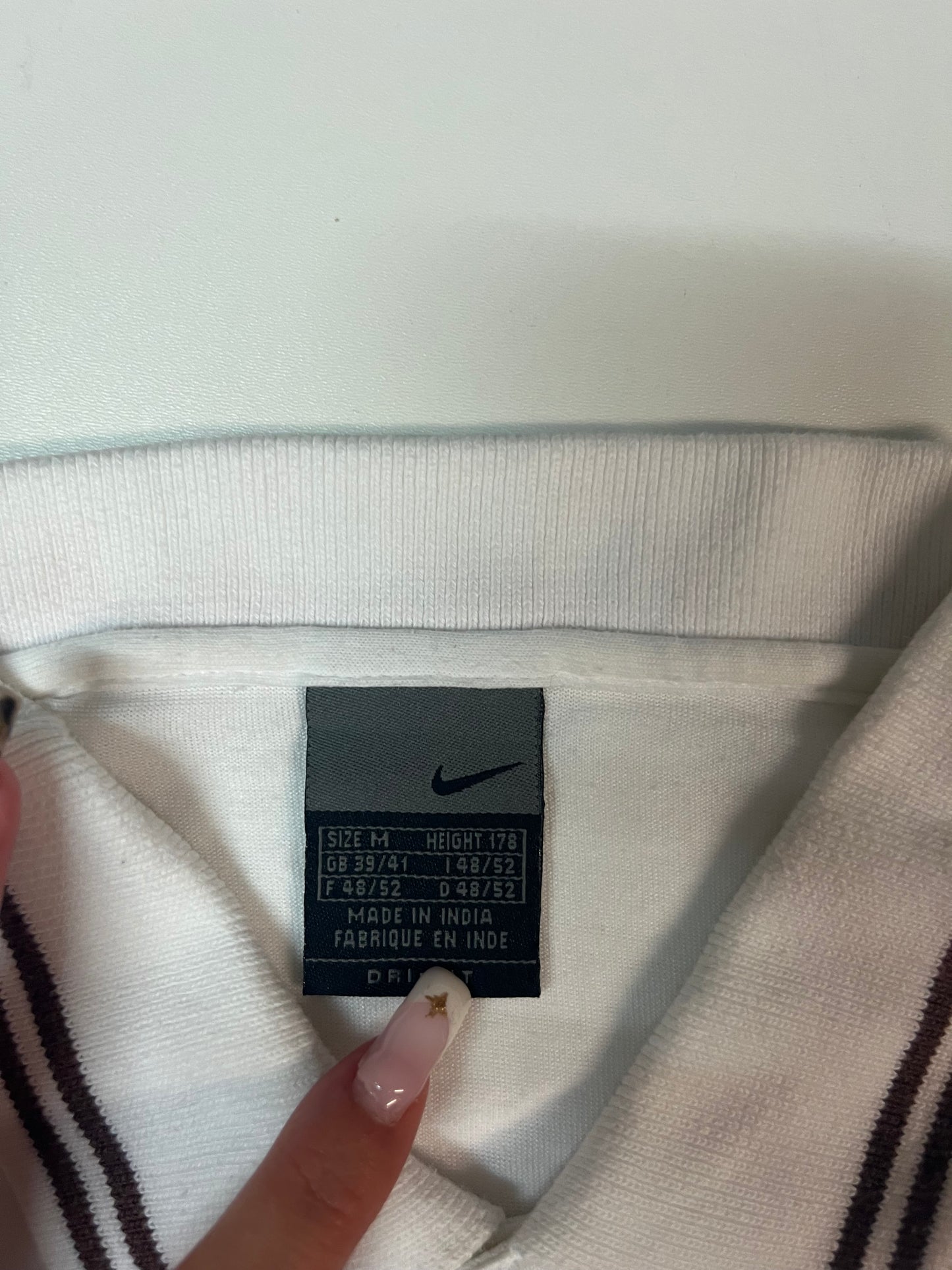 Entdecke unsere Vintage Track Pants von Nike und anderen Marken, erhältlich bei Valuxery.de - Dein Shop für trendige Vintage - Kleidung. Unsere Track Pants sind aus hochwertigen Materialien und