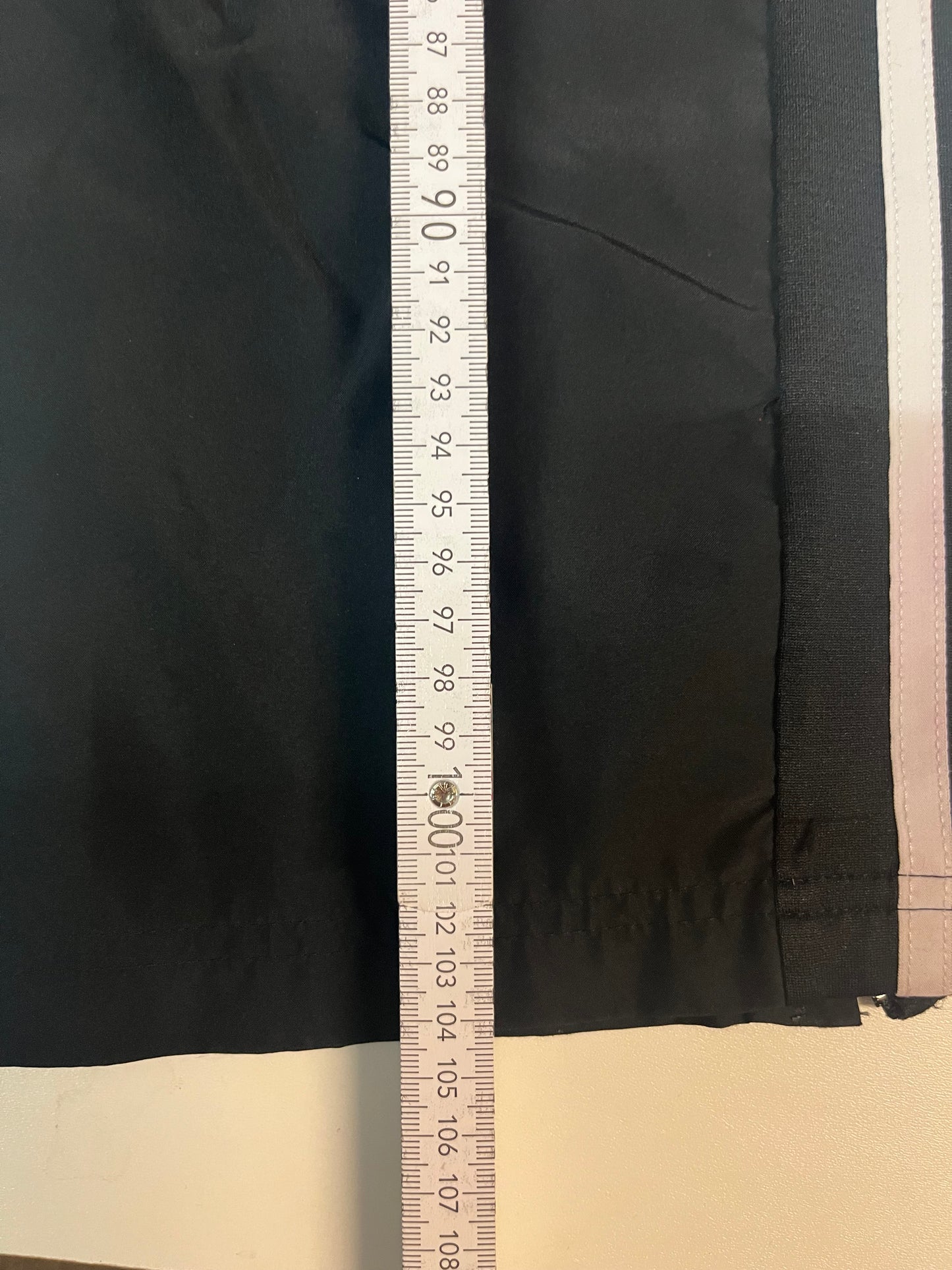 Entdecke unsere Vintage Track Pants von Nike und anderen Marken, erhältlich bei Valuxery.de - Dein Shop für trendige Vintage - Kleidung. Unsere Track Pants sind aus hochwertigen Materialien und