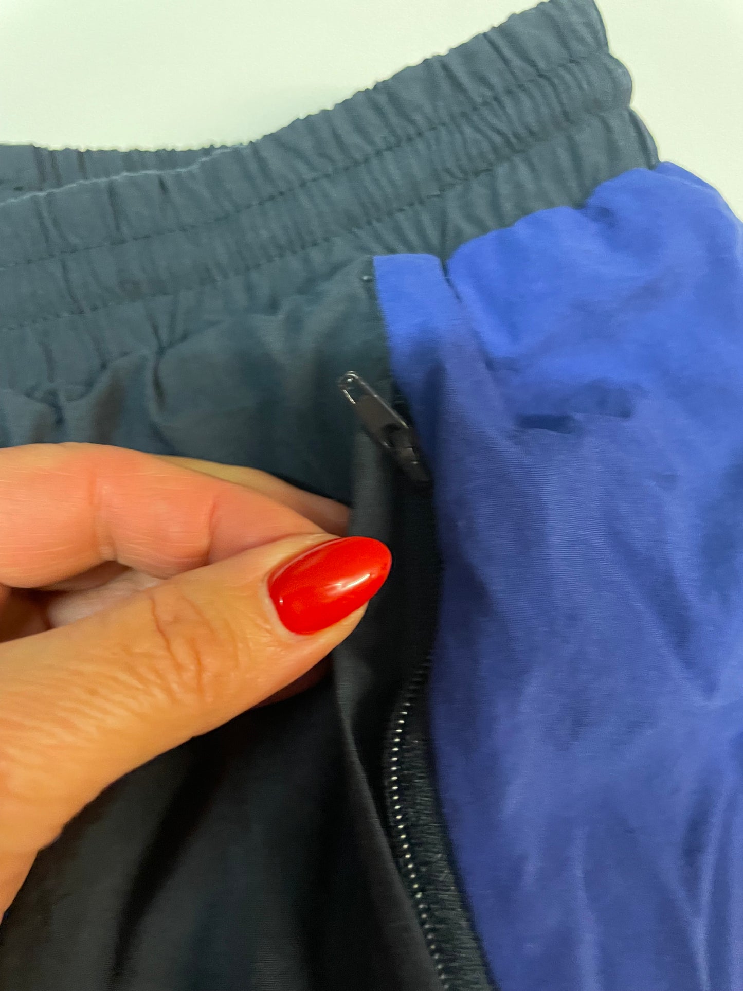 Entdecke unsere Vintage Track Pants von Nike und anderen Marken, erhältlich bei Valuxery.de - Dein Shop für trendige Vintage - Kleidung. Unsere Track Pants sind aus hochwertigen Materialien und