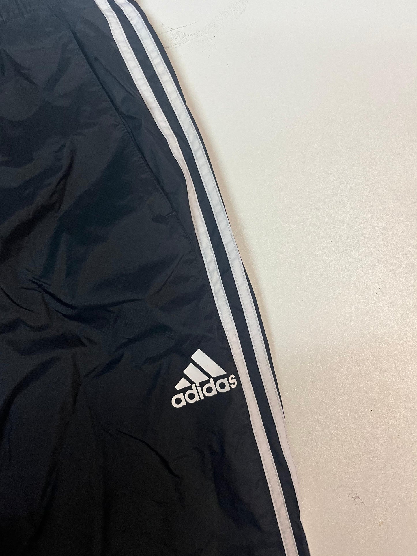 Entdecke unsere Vintage Track Pants von Nike und anderen Marken, erhältlich bei Valuxery.de - Dein Shop für trendige Vintage - Kleidung. Unsere Track Pants sind aus hochwertigen Materialien und
