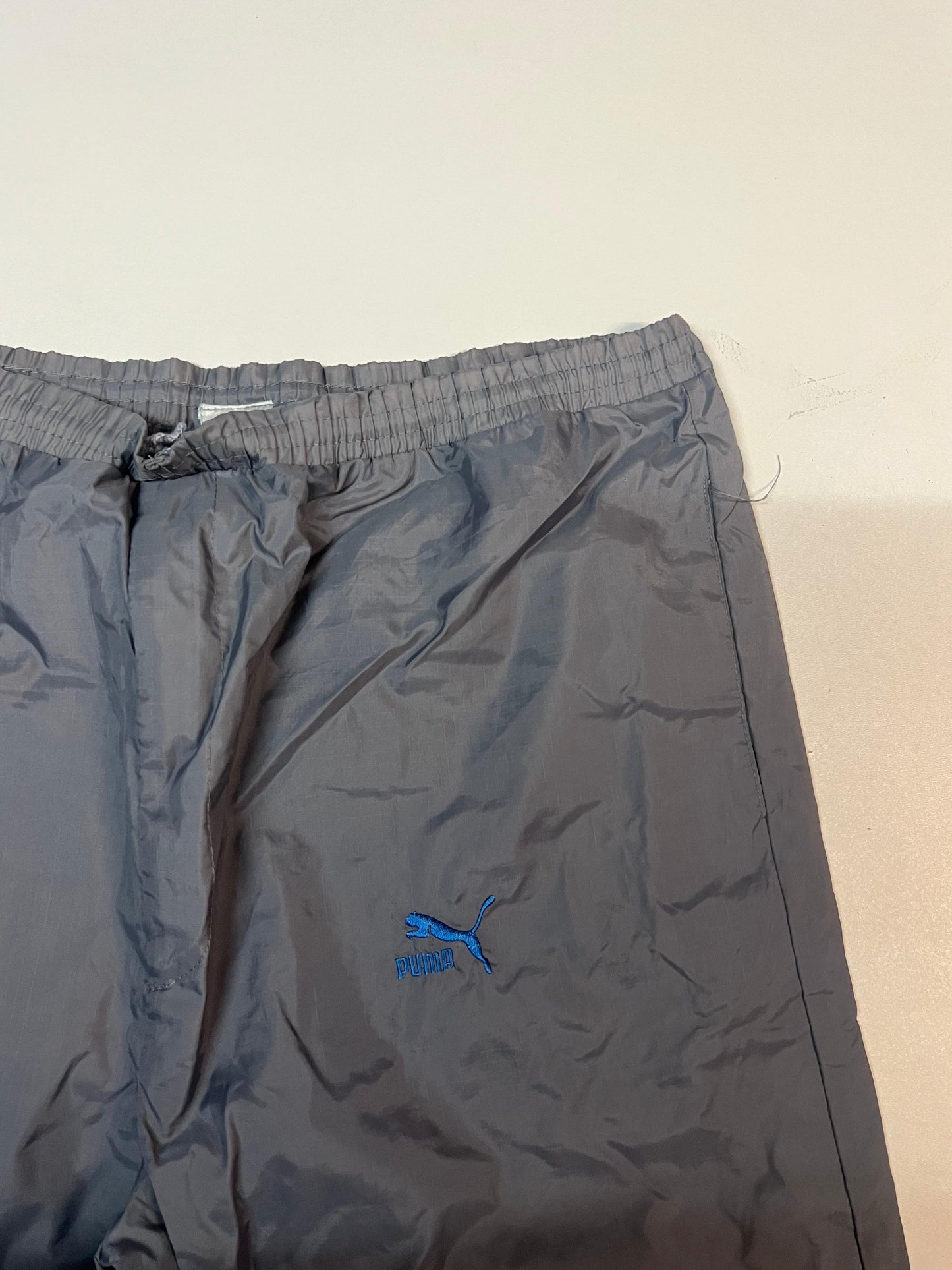 Entdecke unsere Vintage Track Pants von Nike und anderen Marken, erhältlich bei Valuxery.de - Dein Shop für trendige Vintage - Kleidung. Unsere Track Pants sind aus hochwertigen Materialien und