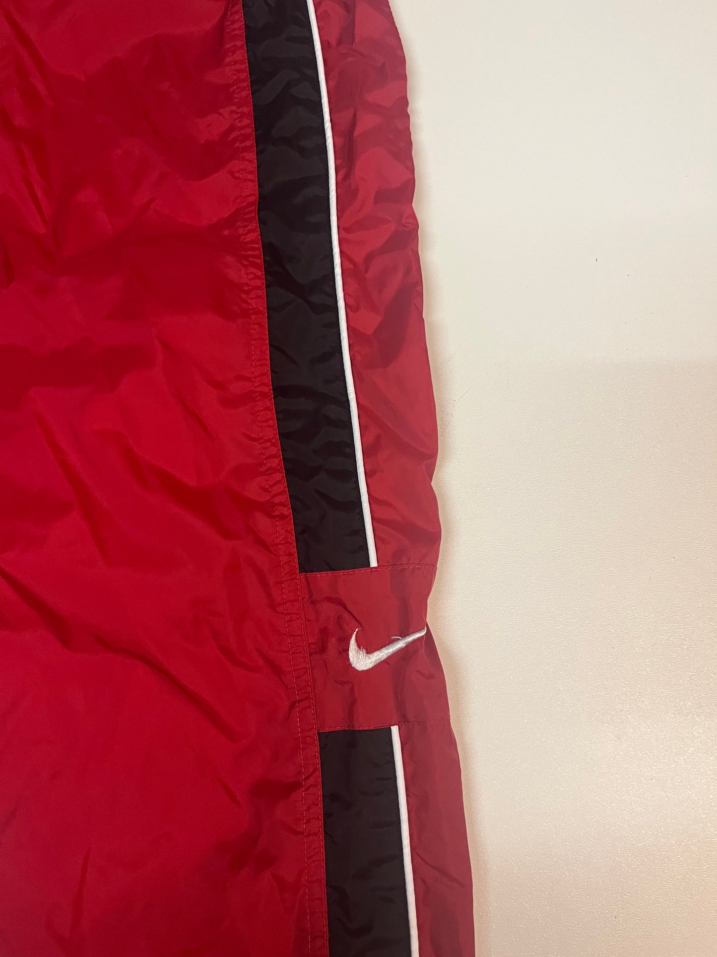 Entdecke unsere Vintage Track Pants von Nike und anderen Marken, erhältlich bei Valuxery.de - Dein Shop für trendige Vintage - Kleidung. Unsere Track Pants sind aus hochwertigen Materialien und
