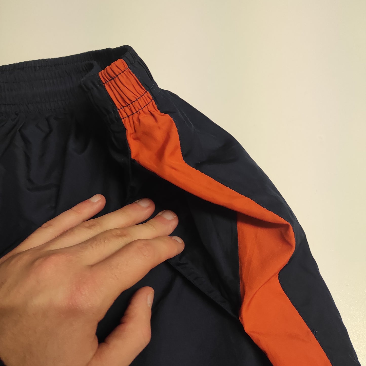 Entdecke unsere Vintage Track Pants von Nike und anderen Marken, erhältlich bei Valuxery.de - Dein Shop für trendige Vintage - Kleidung. Unsere Track Pants sind aus hochwertigen Materialien und