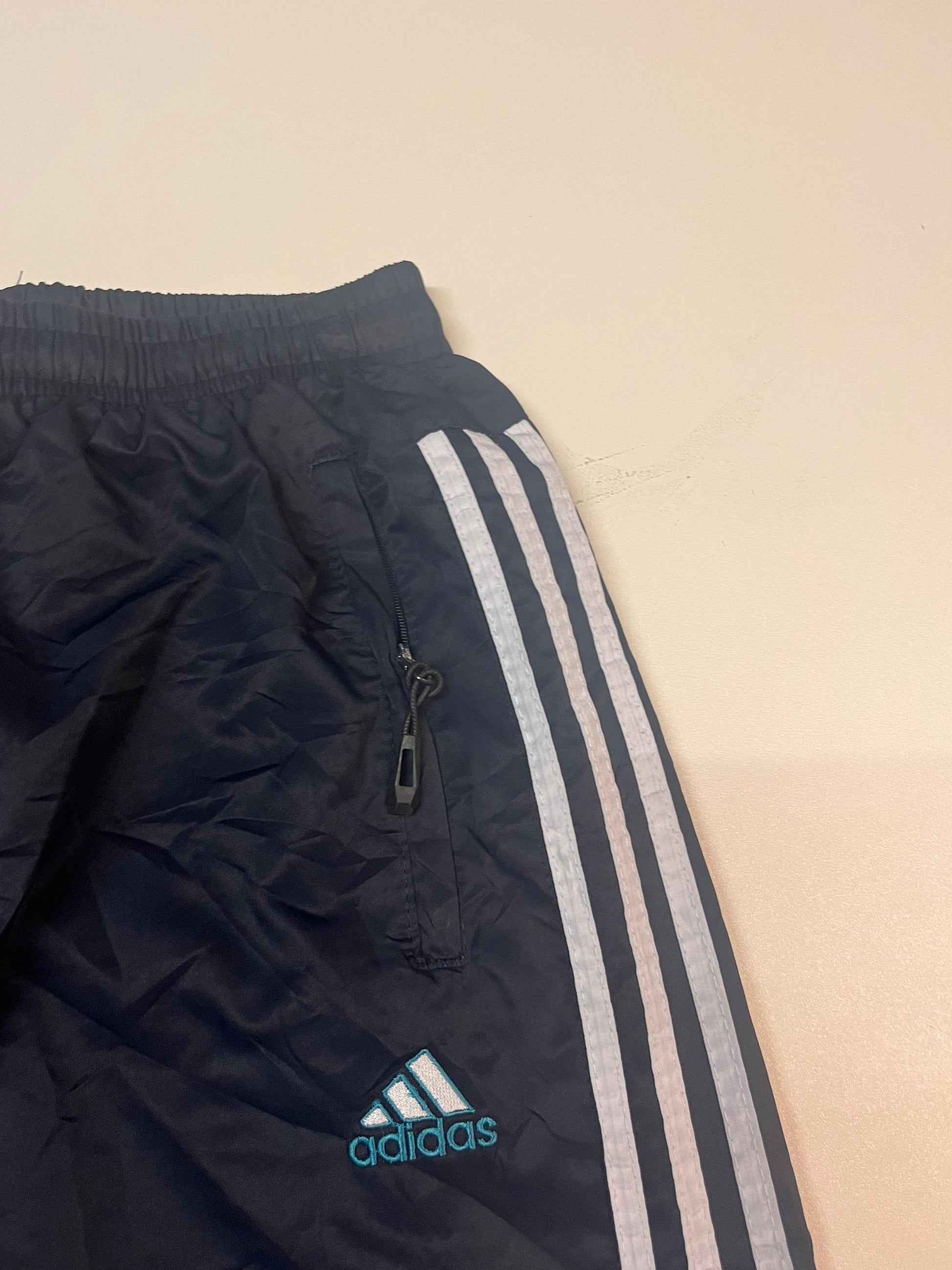 Entdecke unsere Vintage Track Pants von Nike und anderen Marken, erhältlich bei Valuxery.de - Dein Shop für trendige Vintage - Kleidung. Unsere Track Pants sind aus hochwertigen Materialien und