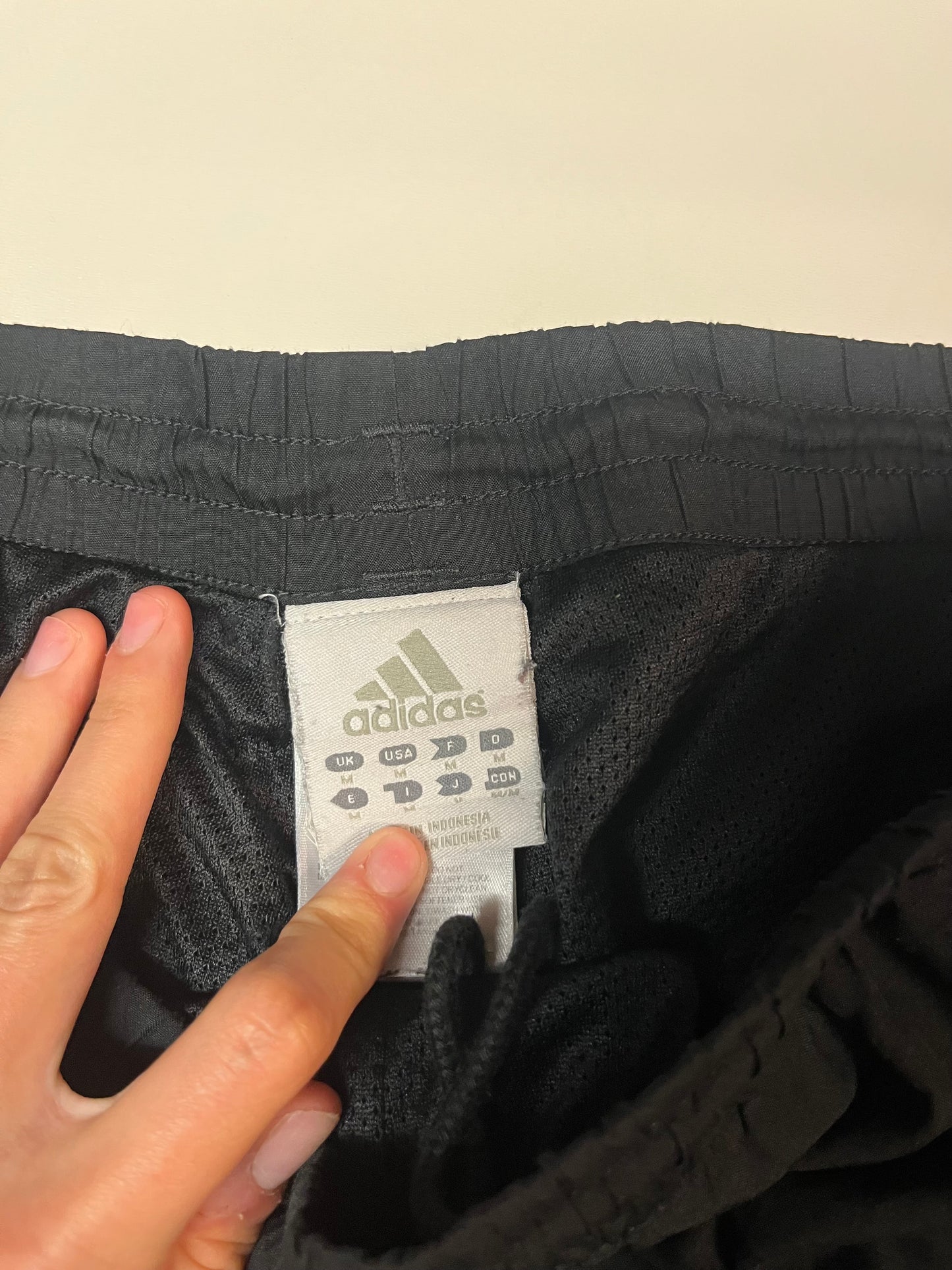 Entdecke unsere Vintage Track Pants von Nike und anderen Marken, erhältlich bei Valuxery.de - Dein Shop für trendige Vintage - Kleidung. Unsere Track Pants sind aus hochwertigen Materialien und