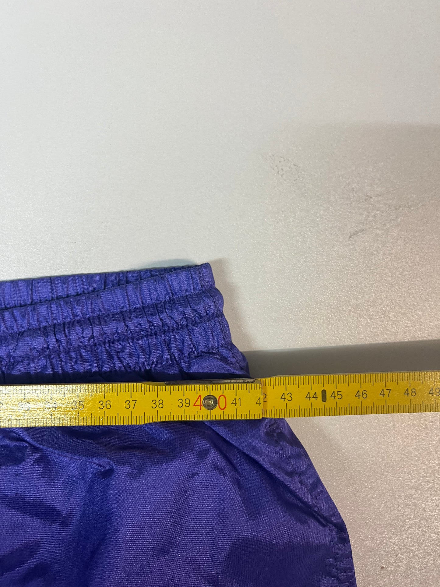 Entdecke unsere Vintage Track Pants von Nike und anderen Marken, erhältlich bei Valuxery.de - Dein Shop für trendige Vintage - Kleidung. Unsere Track Pants sind aus hochwertigen Materialien und