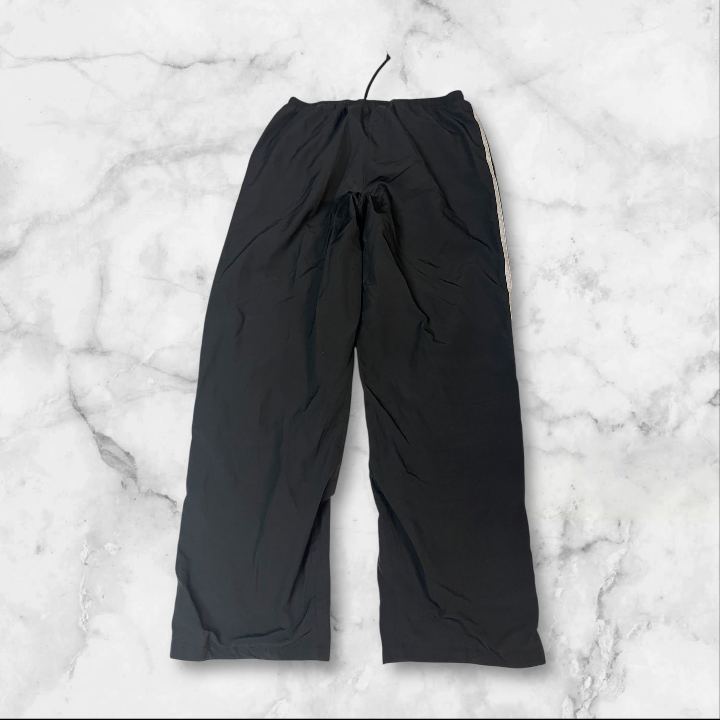 Entdecke unsere Vintage Track Pants von Nike und anderen Marken, erhältlich bei Valuxery.de - Dein Shop für trendige Vintage - Kleidung. Unsere Track Pants sind aus hochwertigen Materialien und