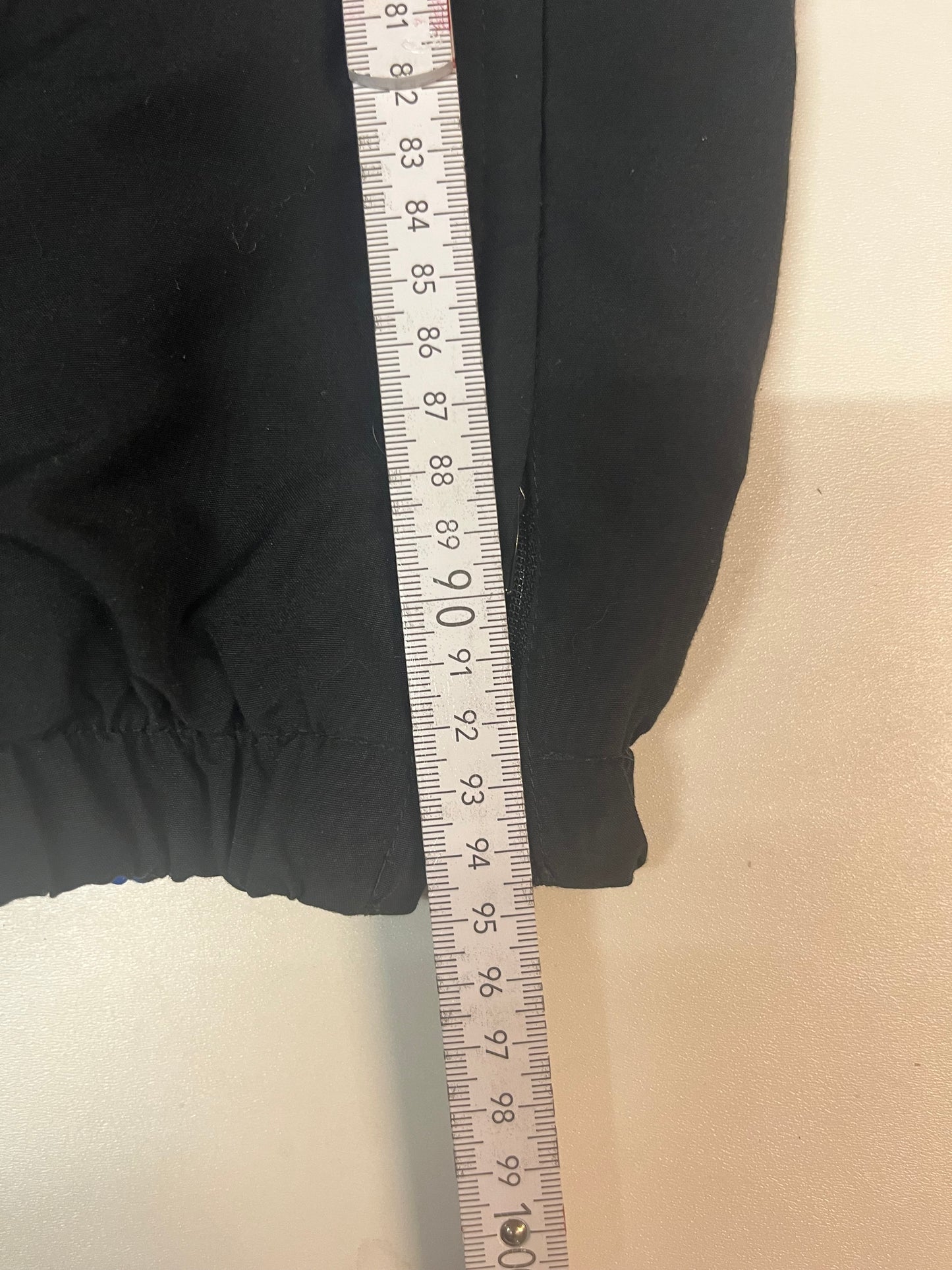 Entdecke unsere Vintage Track Pants von Nike und anderen Marken, erhältlich bei Valuxery.de - Dein Shop für trendige Vintage - Kleidung. Unsere Track Pants sind aus hochwertigen Materialien und