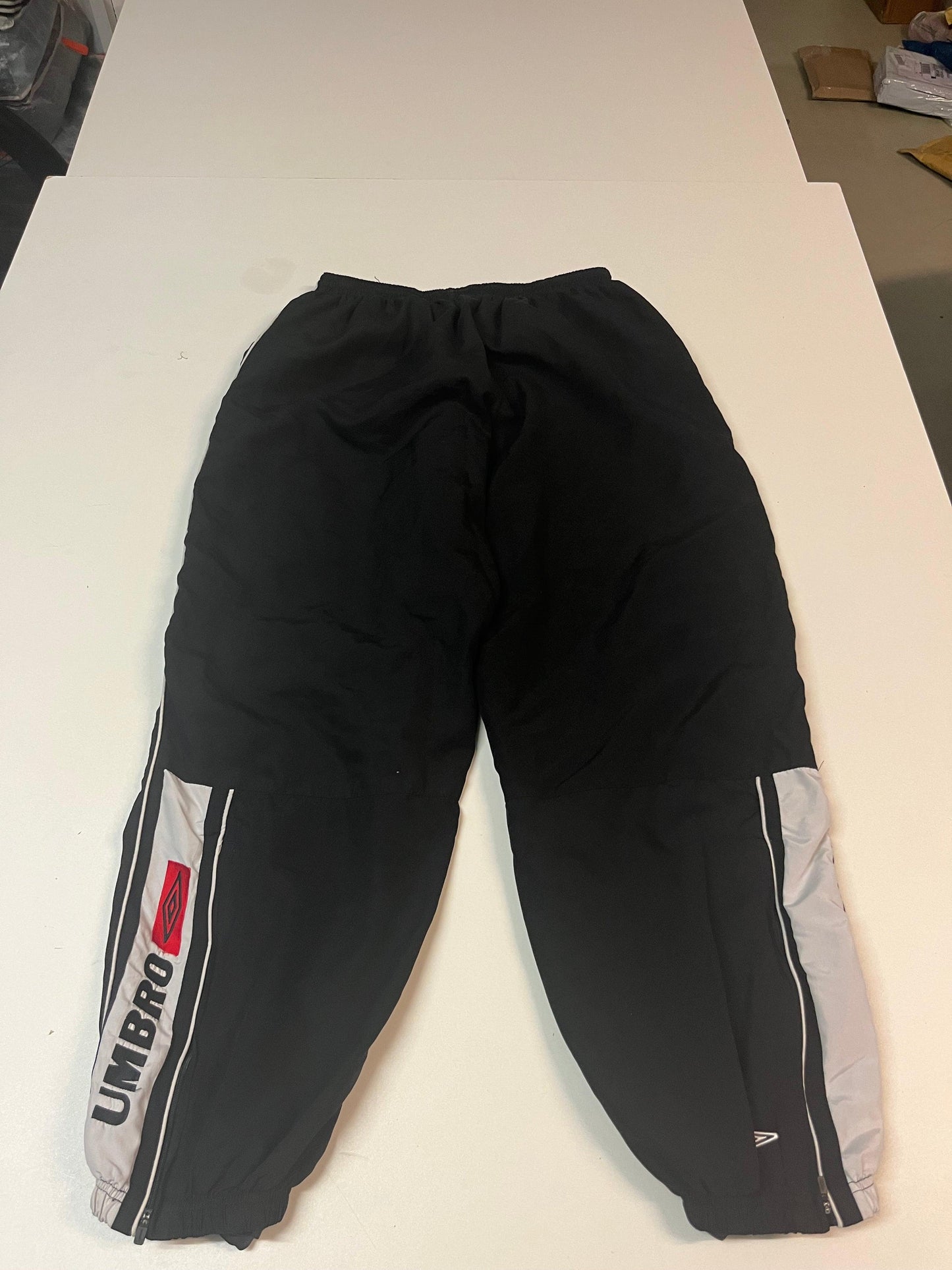 Entdecke unsere Vintage Track Pants von Nike und anderen Marken, erhältlich bei Valuxery.de - Dein Shop für trendige Vintage - Kleidung. Unsere Track Pants sind aus hochwertigen Materialien und