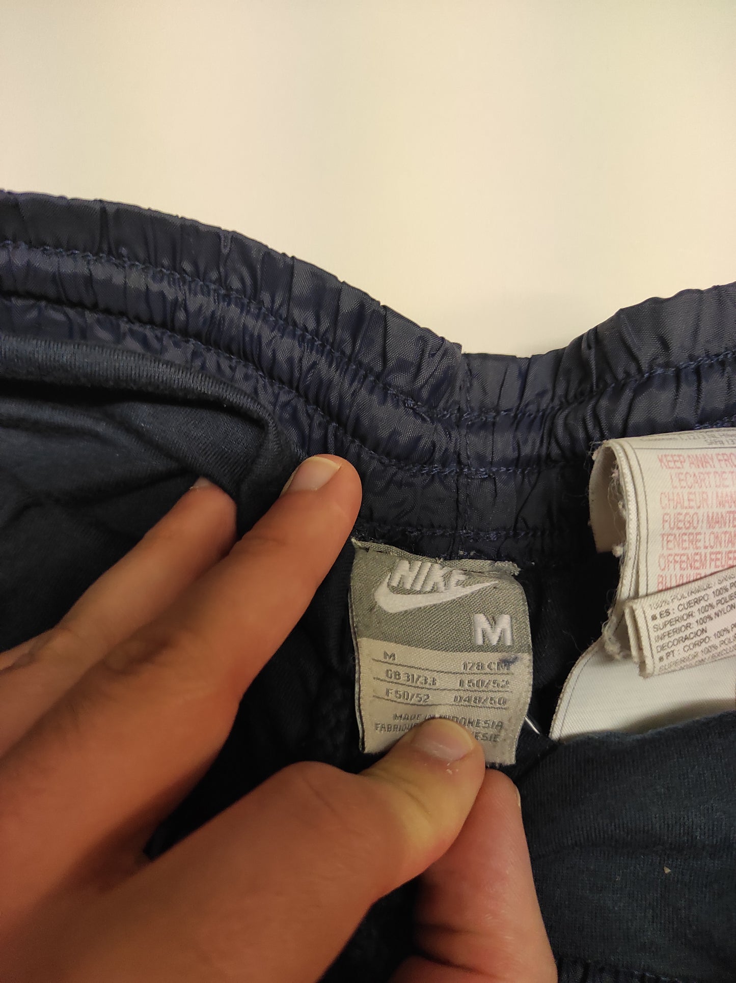 Entdecke unsere Vintage Track Pants von Nike und anderen Marken, erhältlich bei Valuxery.de - Dein Shop für trendige Vintage - Kleidung. Unsere Track Pants sind aus hochwertigen Materialien und