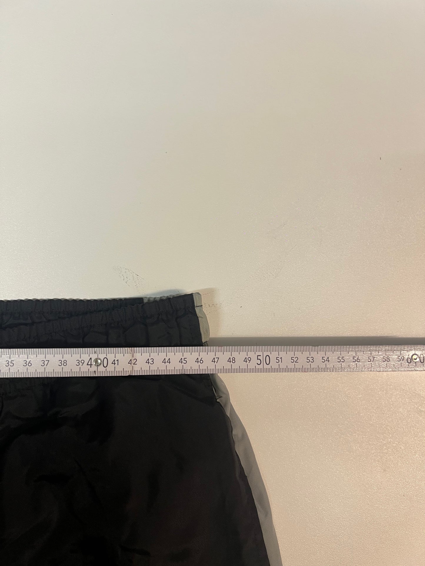 Entdecke unsere Vintage Track Pants von Nike und anderen Marken, erhältlich bei Valuxery.de - Dein Shop für trendige Vintage - Kleidung. Unsere Track Pants sind aus hochwertigen Materialien und