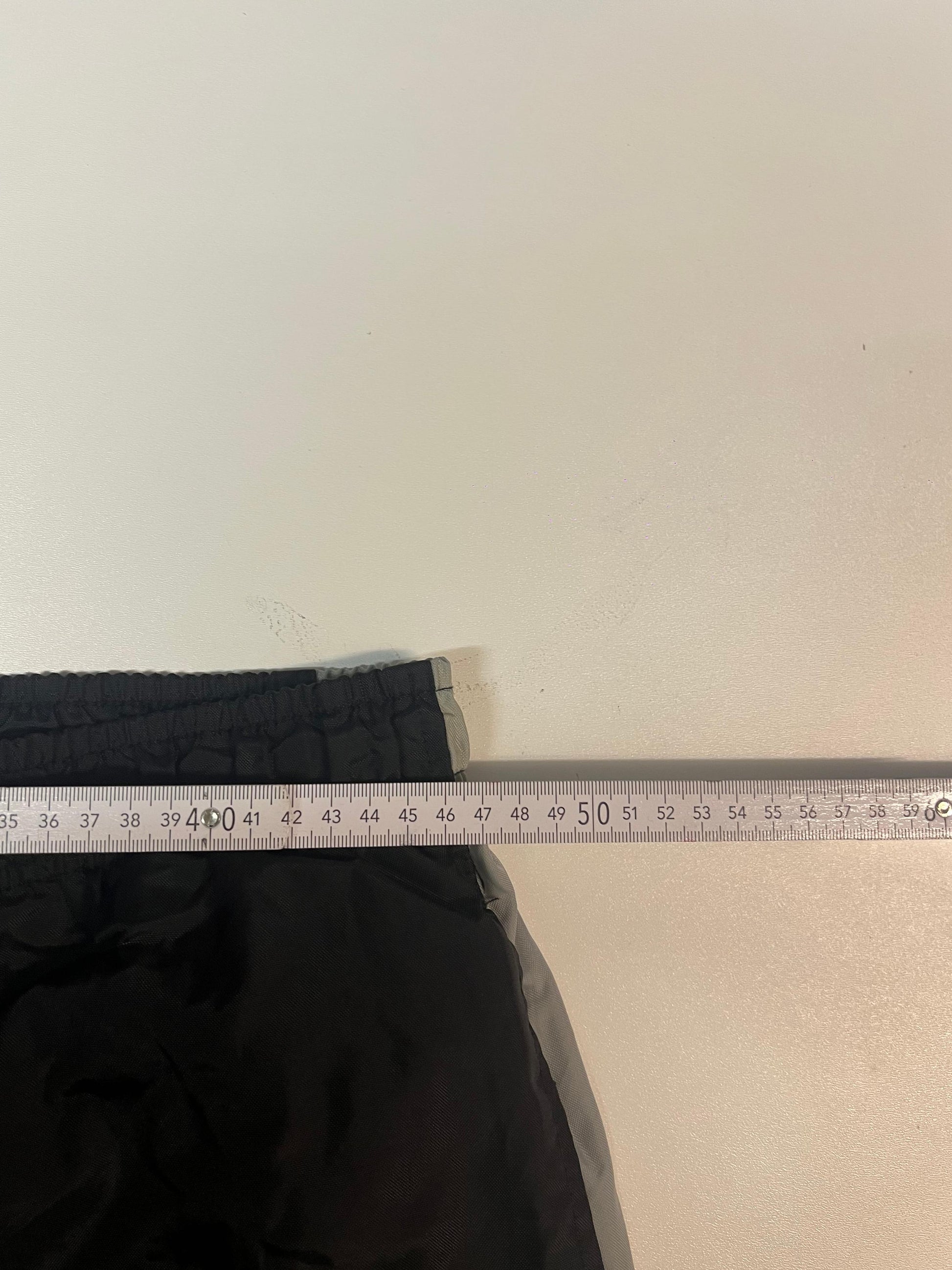 Entdecke unsere Vintage Track Pants von Nike und anderen Marken, erhältlich bei Valuxery.de - Dein Shop für trendige Vintage - Kleidung. Unsere Track Pants sind aus hochwertigen Materialien und