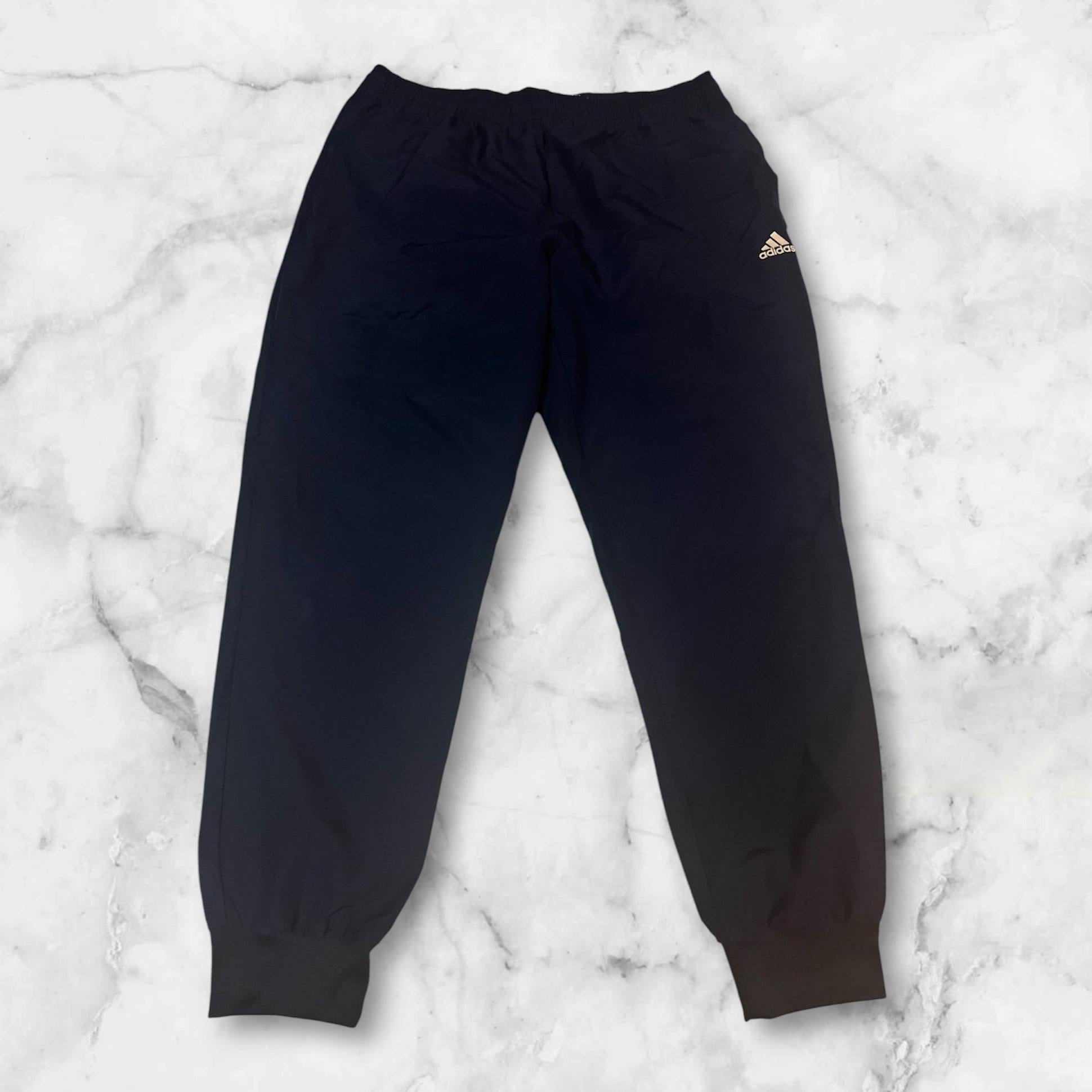 Entdecke unsere Vintage Track Pants von Nike und anderen Marken, erhältlich bei Valuxery.de - Dein Shop für trendige Vintage - Kleidung. Unsere Track Pants sind aus hochwertigen Materialien und