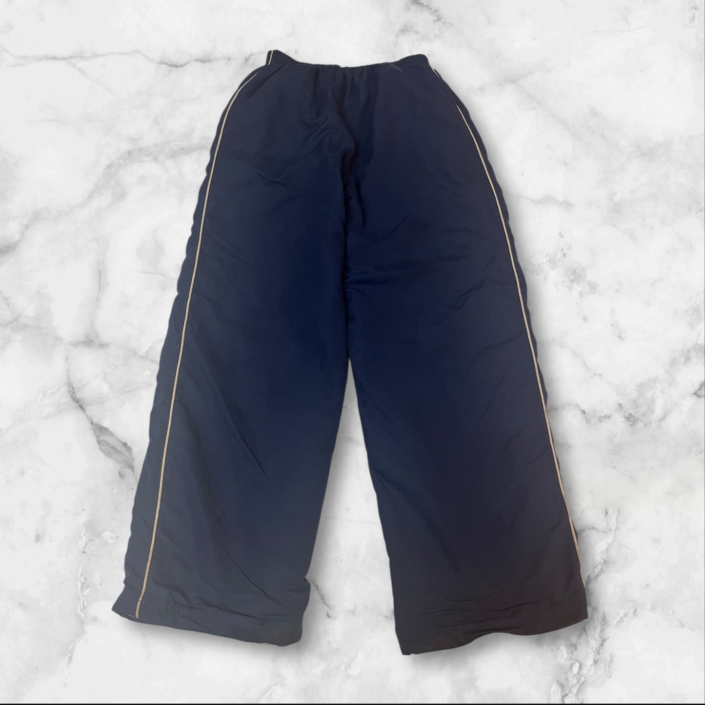 Entdecke unsere Vintage Track Pants von Nike und anderen Marken, erhältlich bei Valuxery.de - Dein Shop für trendige Vintage - Kleidung. Unsere Track Pants sind aus hochwertigen Materialien und