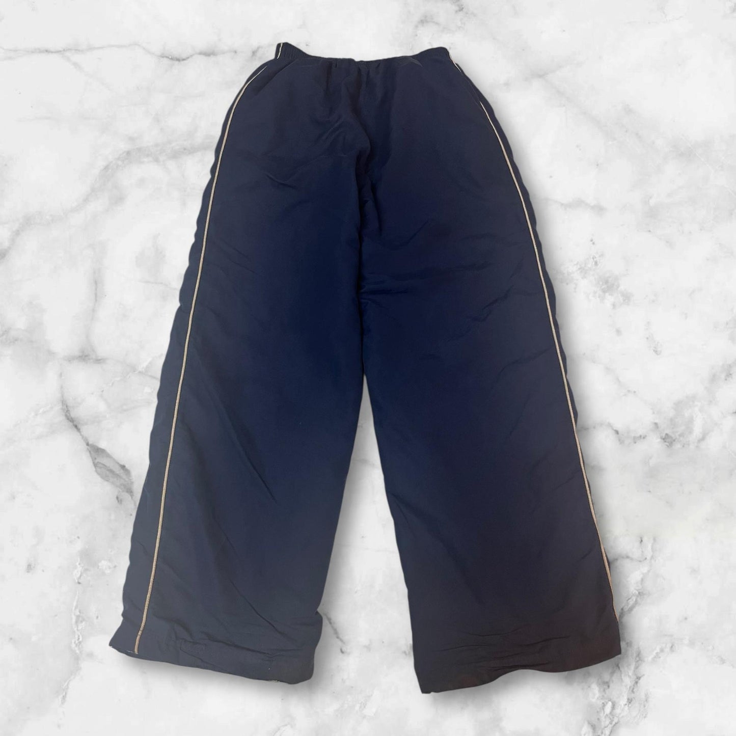 Entdecke unsere Vintage Track Pants von Nike und anderen Marken, erhältlich bei Valuxery.de - Dein Shop für trendige Vintage - Kleidung. Unsere Track Pants sind aus hochwertigen Materialien und