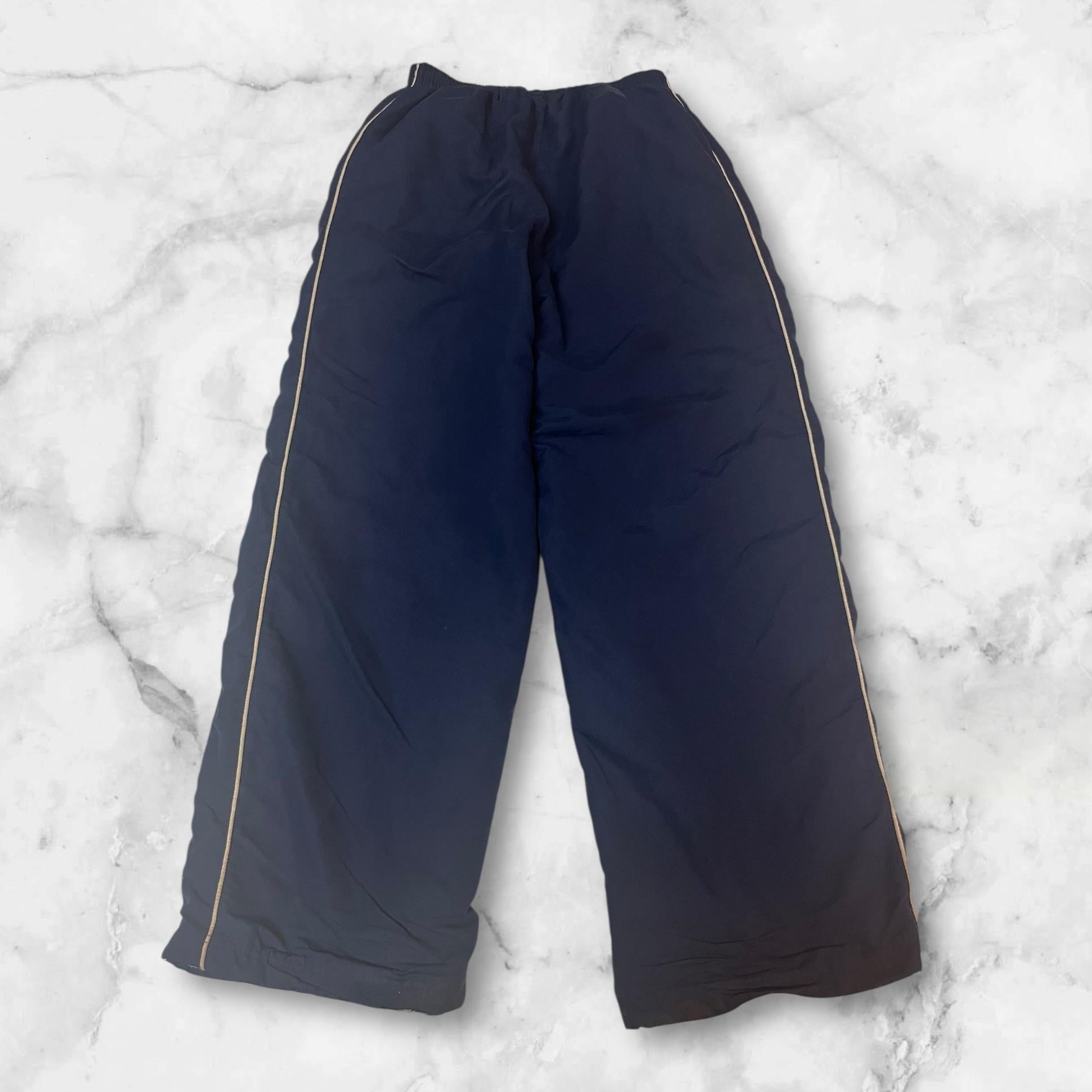 Entdecke unsere Vintage Track Pants von Nike und anderen Marken, erhältlich bei Valuxery.de - Dein Shop für trendige Vintage - Kleidung. Unsere Track Pants sind aus hochwertigen Materialien und