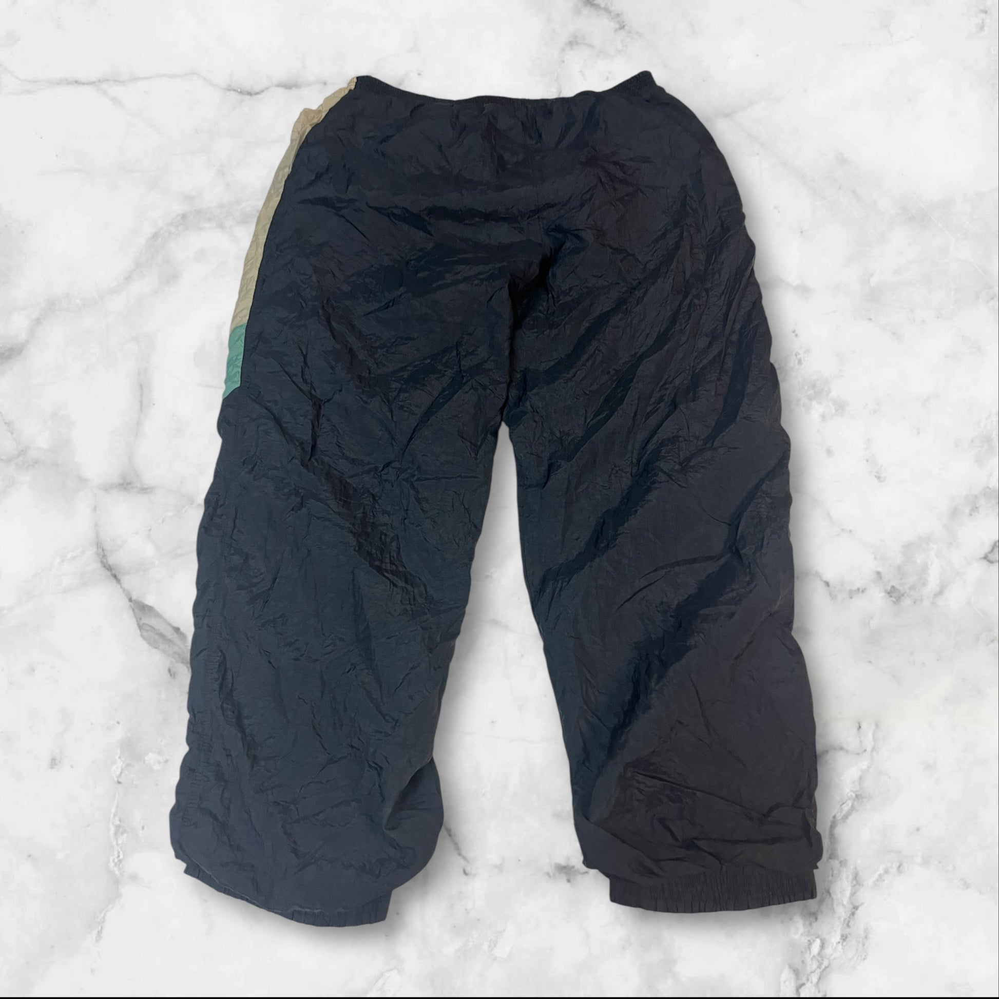 Entdecke unsere Vintage Track Pants von Nike und anderen Marken, erhältlich bei Valuxery.de - Dein Shop für trendige Vintage - Kleidung. Unsere Track Pants sind aus hochwertigen Materialien und