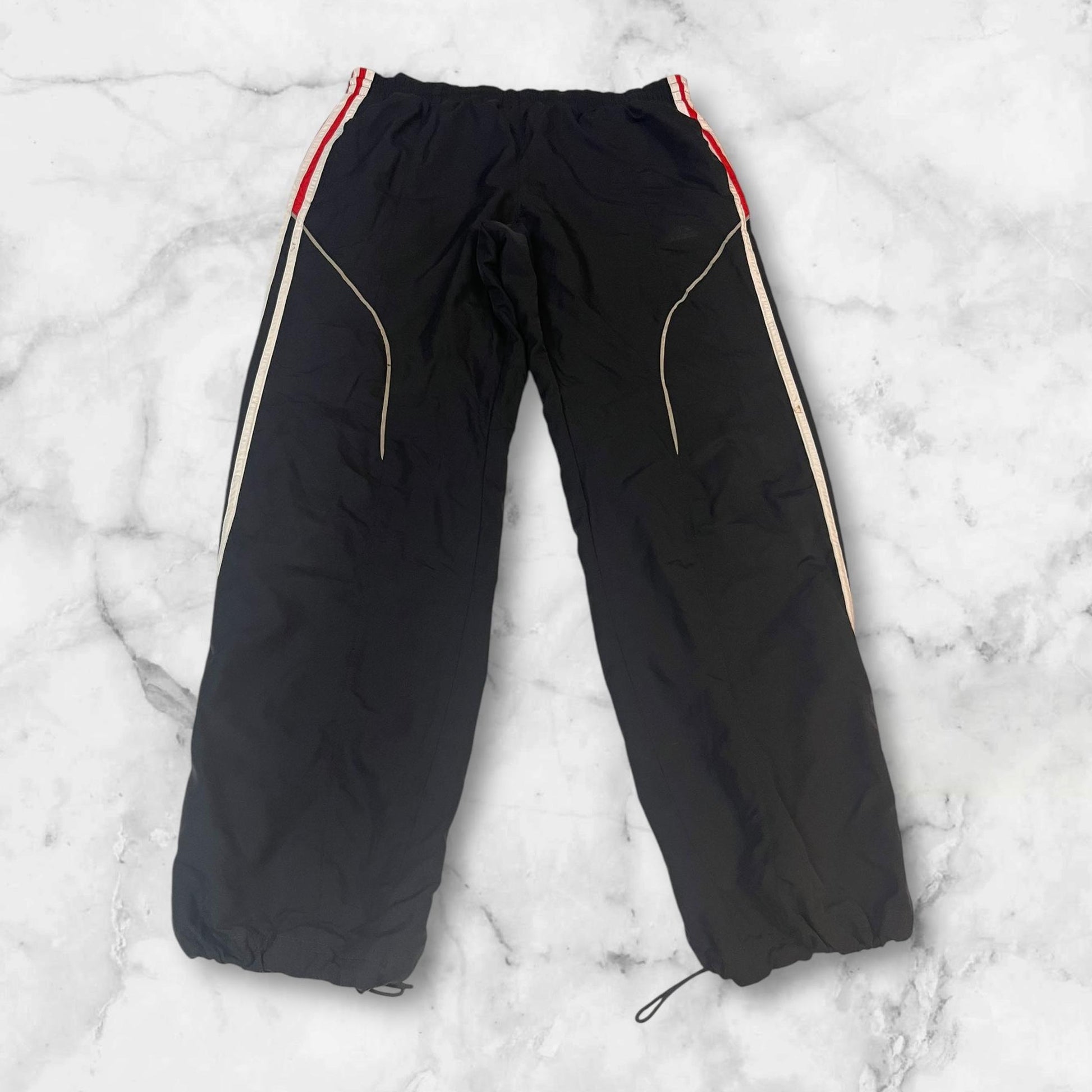 Entdecke unsere Vintage Track Pants von Nike und anderen Marken, erhältlich bei Valuxery.de - Dein Shop für trendige Vintage - Kleidung. Unsere Track Pants sind aus hochwertigen Materialien und