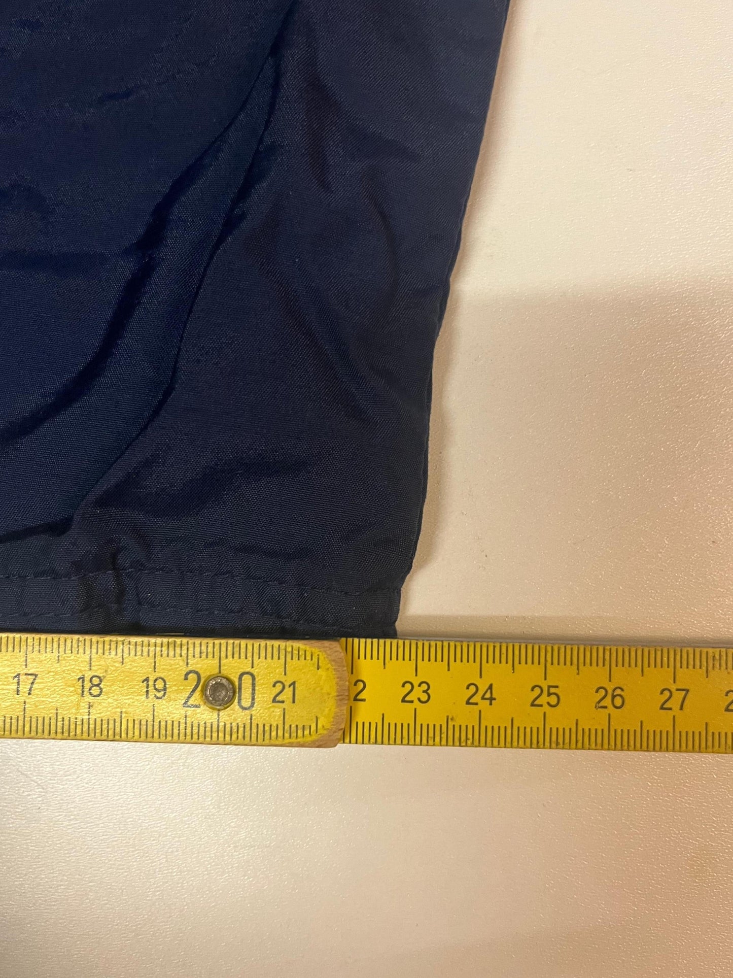 Entdecke unsere Vintage Track Pants von Nike und anderen Marken, erhältlich bei Valuxery.de - Dein Shop für trendige Vintage - Kleidung. Unsere Track Pants sind aus hochwertigen Materialien und