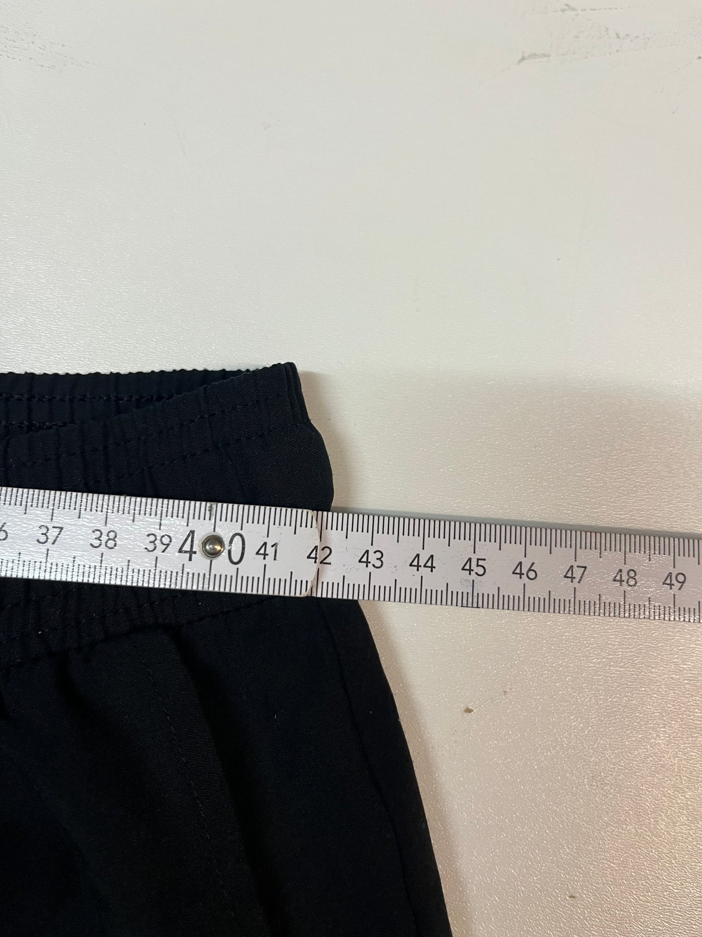 Entdecke unsere Vintage Track Pants von Nike und anderen Marken, erhältlich bei Valuxery.de - Dein Shop für trendige Vintage - Kleidung. Unsere Track Pants sind aus hochwertigen Materialien und