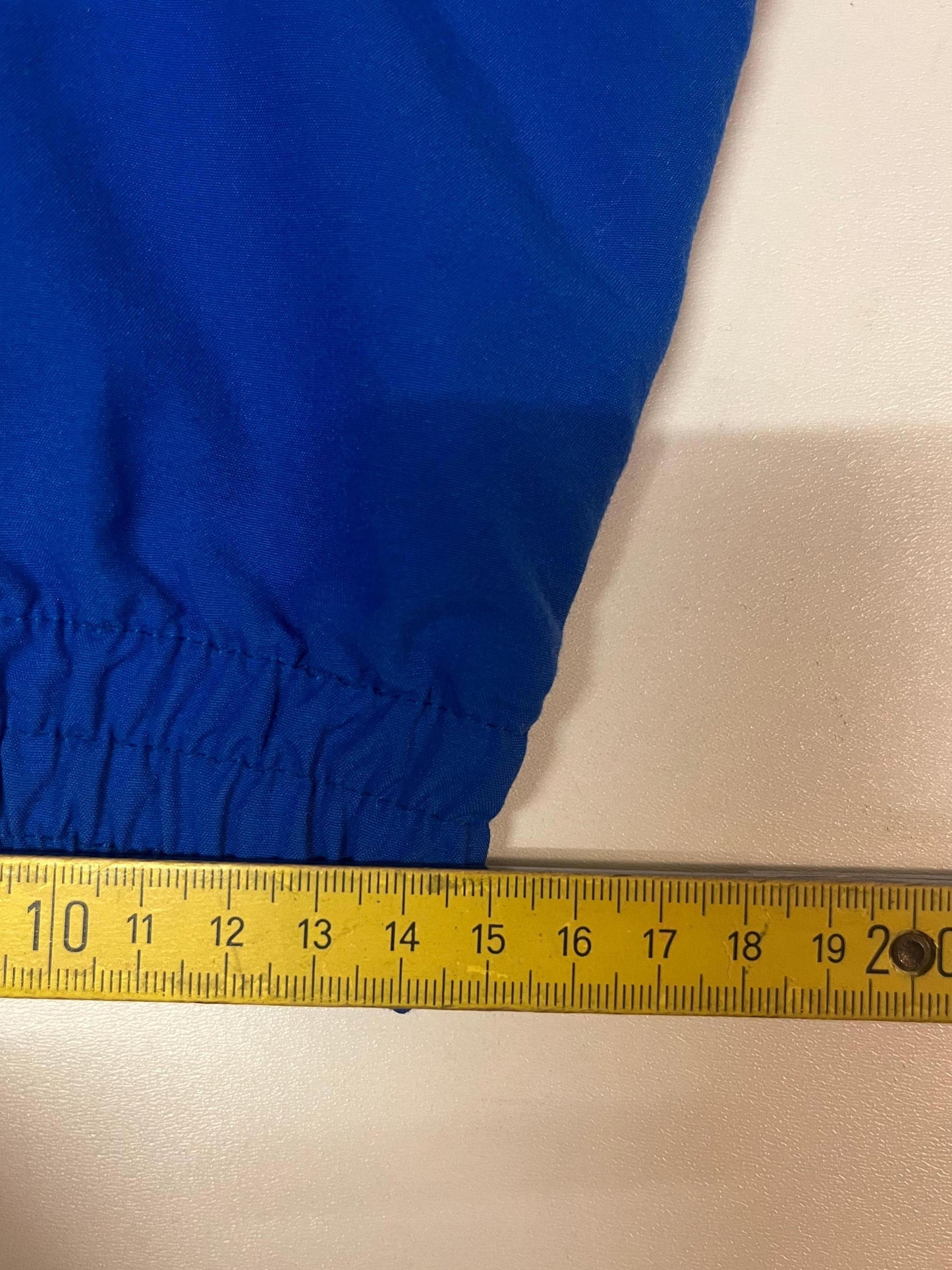 Entdecke unsere Vintage Track Pants von Nike und anderen Marken, erhältlich bei Valuxery.de - Dein Shop für trendige Vintage - Kleidung. Unsere Track Pants sind aus hochwertigen Materialien und