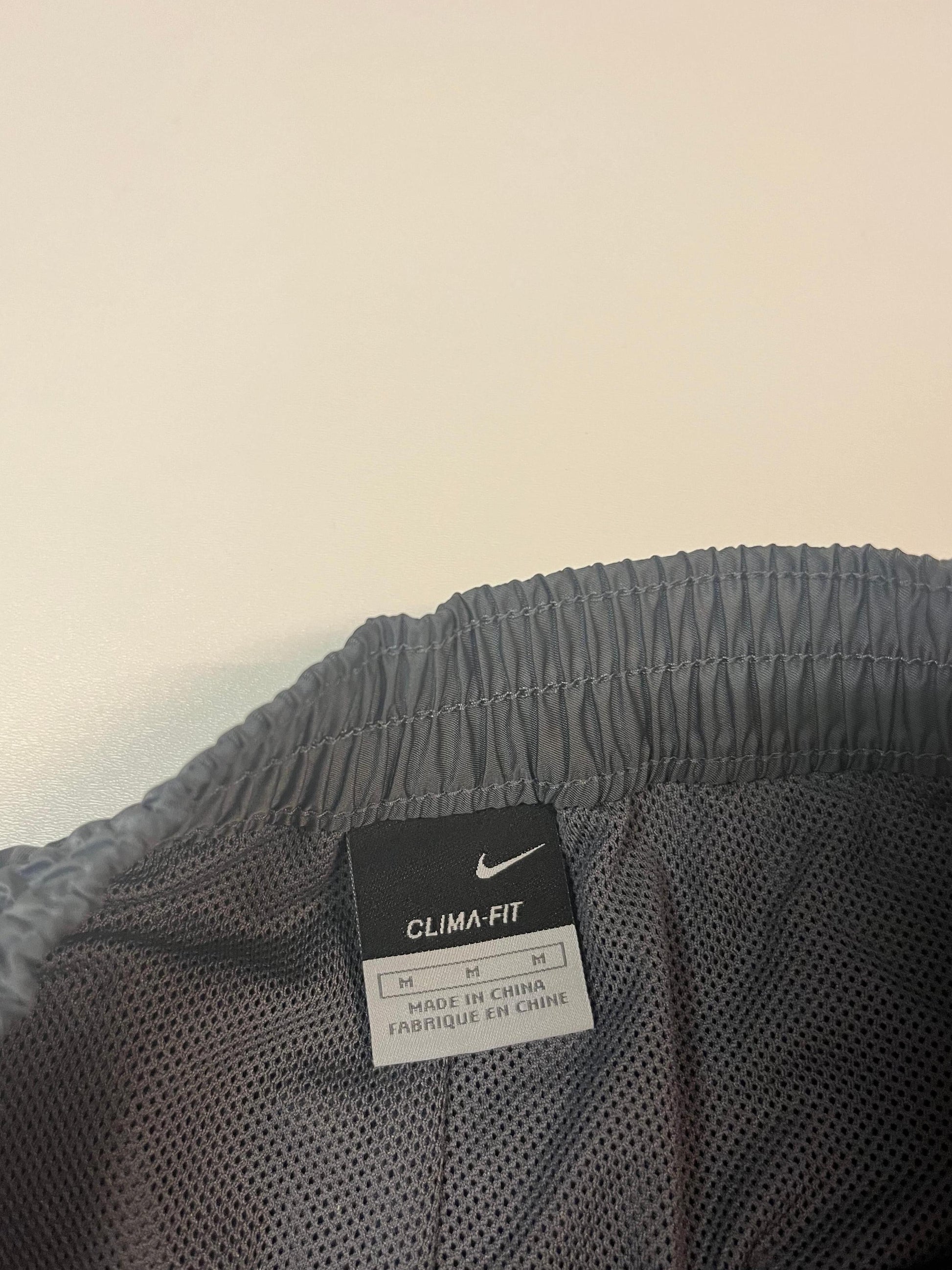 Entdecke unsere Vintage Track Pants von Nike und anderen Marken, erhältlich bei Valuxery.de - Dein Shop für trendige Vintage - Kleidung. Unsere Track Pants sind aus hochwertigen Materialien und