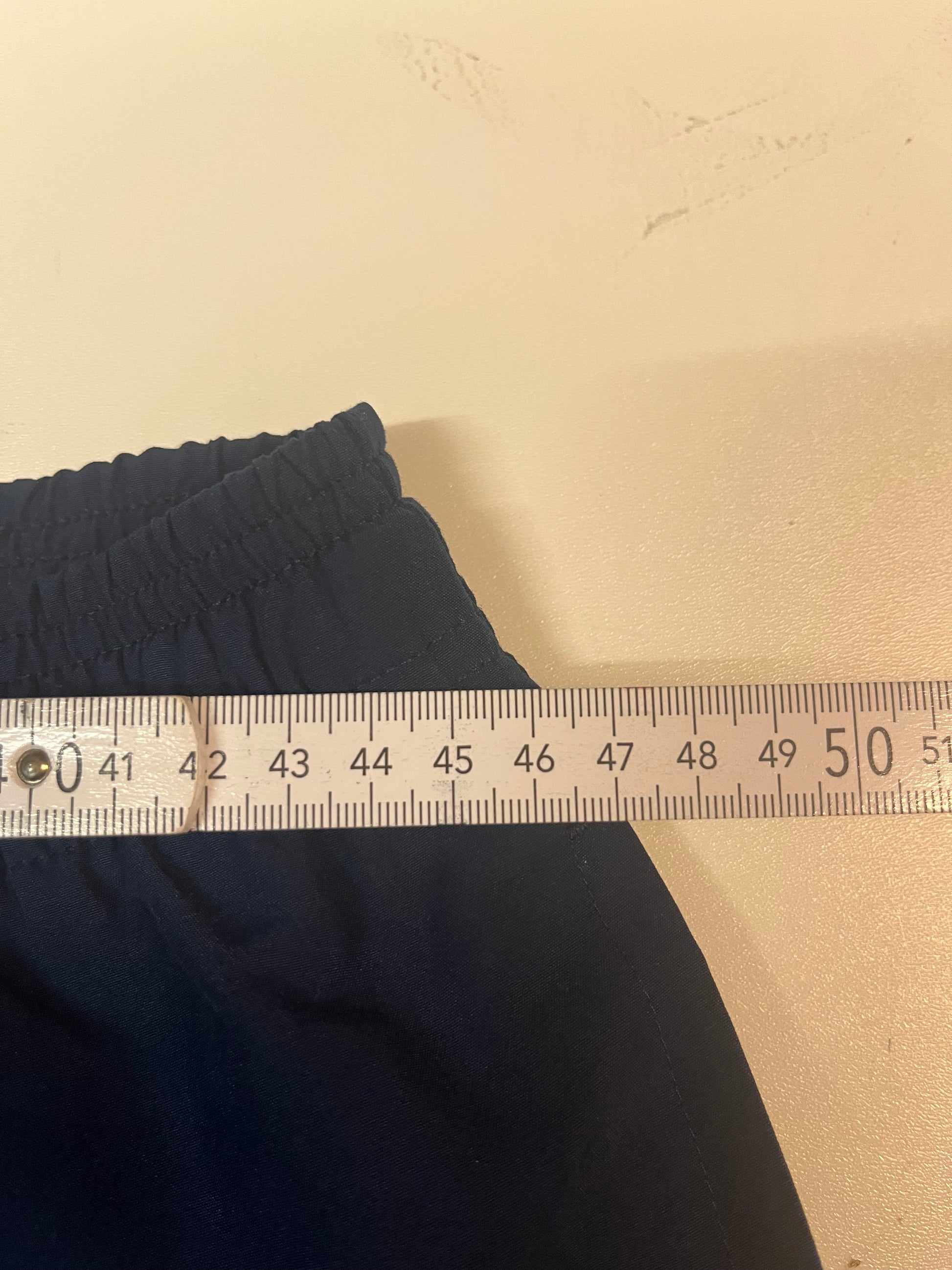 Entdecke unsere Vintage Track Pants von Nike und anderen Marken, erhältlich bei Valuxery.de - Dein Shop für trendige Vintage - Kleidung. Unsere Track Pants sind aus hochwertigen Materialien und