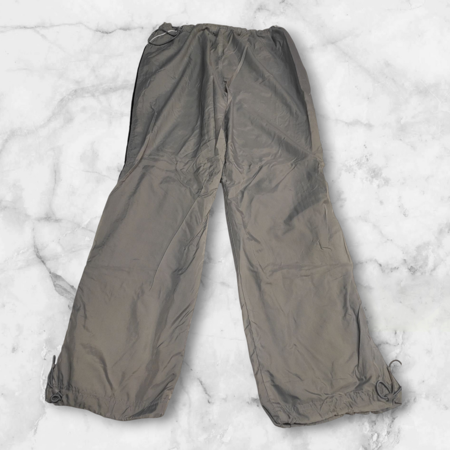 Entdecke unsere Vintage Track Pants von Nike und anderen Marken, erhältlich bei Valuxery.de - Dein Shop für trendige Vintage - Kleidung. Unsere Track Pants sind aus hochwertigen Materialien und