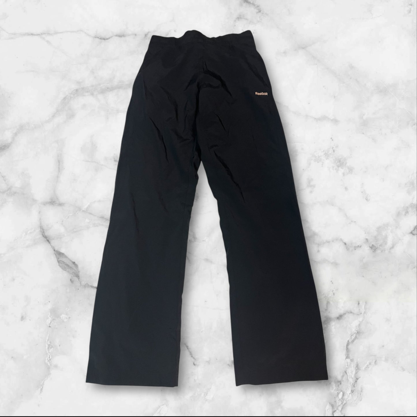 Entdecke unsere Vintage Track Pants von Nike und anderen Marken, erhältlich bei Valuxery.de - Dein Shop für trendige Vintage - Kleidung. Unsere Track Pants sind aus hochwertigen Materialien und