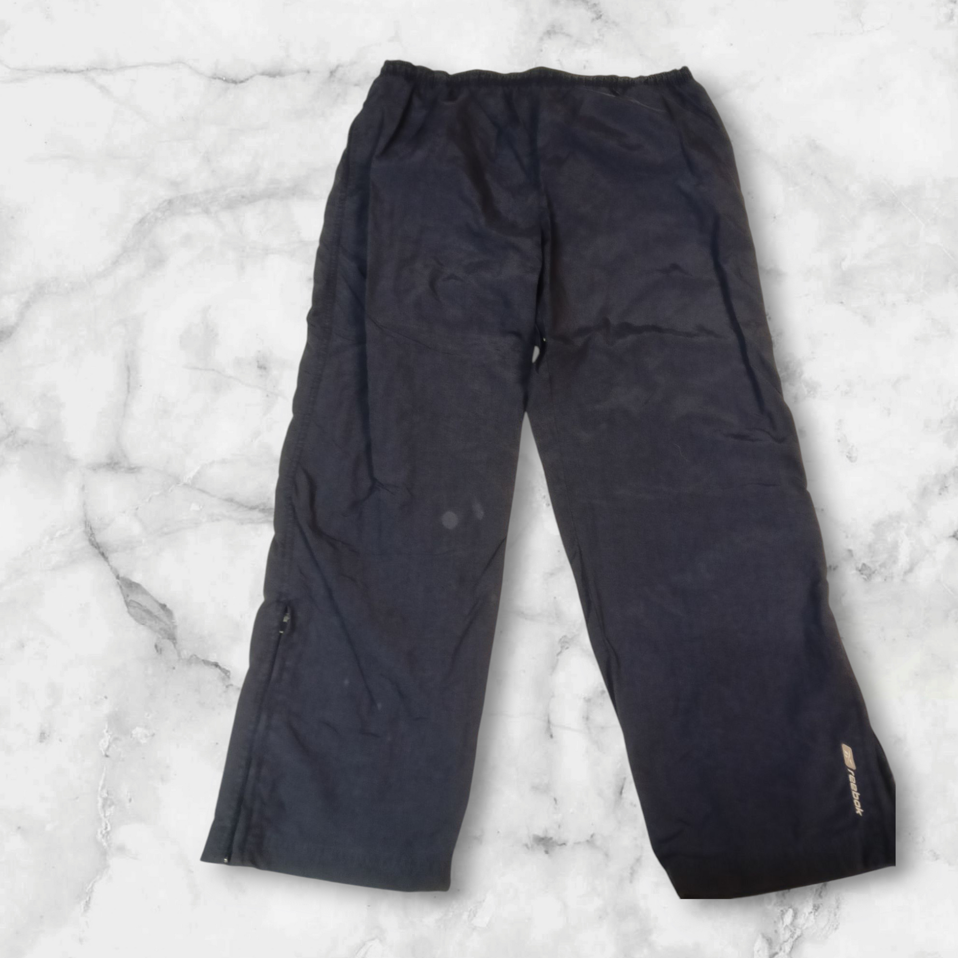 Entdecke unsere Vintage Track Pants von Nike und anderen Marken, erhältlich bei Valuxery.de - Dein Shop für trendige Vintage - Kleidung. Unsere Track Pants sind aus hochwertigen Materialien und