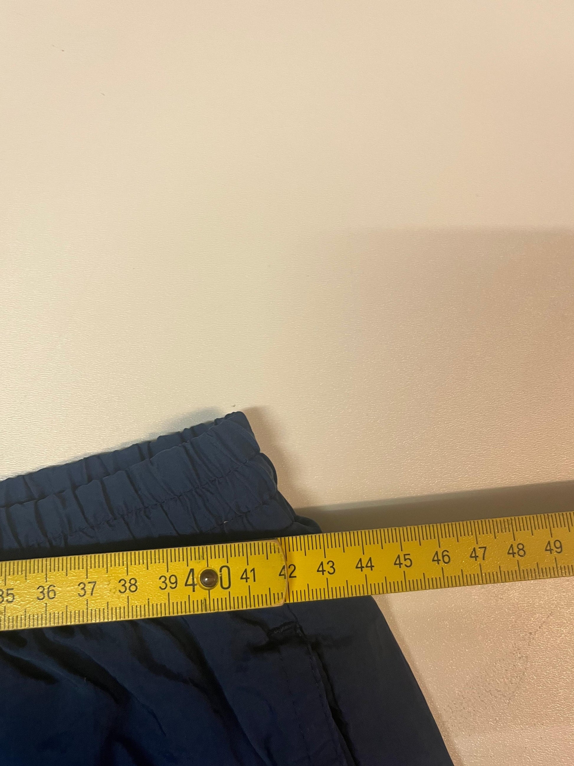 Entdecke unsere Vintage Track Pants von Nike und anderen Marken, erhältlich bei Valuxery.de - Dein Shop für trendige Vintage - Kleidung. Unsere Track Pants sind aus hochwertigen Materialien und