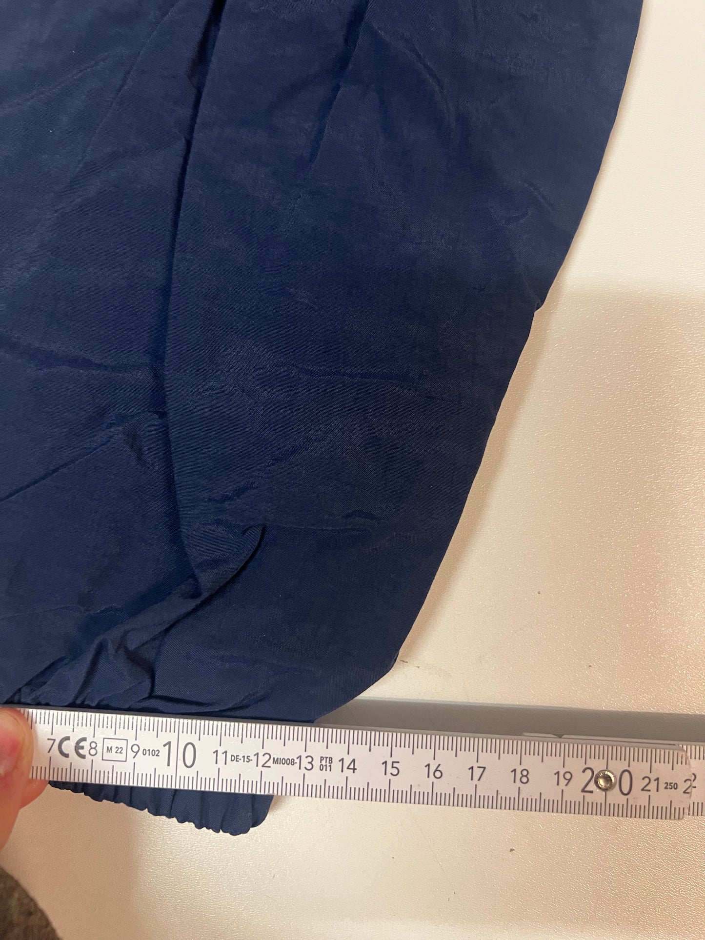 Entdecke unsere Vintage Track Pants von Nike und anderen Marken, erhältlich bei Valuxery.de - Dein Shop für trendige Vintage - Kleidung. Unsere Track Pants sind aus hochwertigen Materialien und
