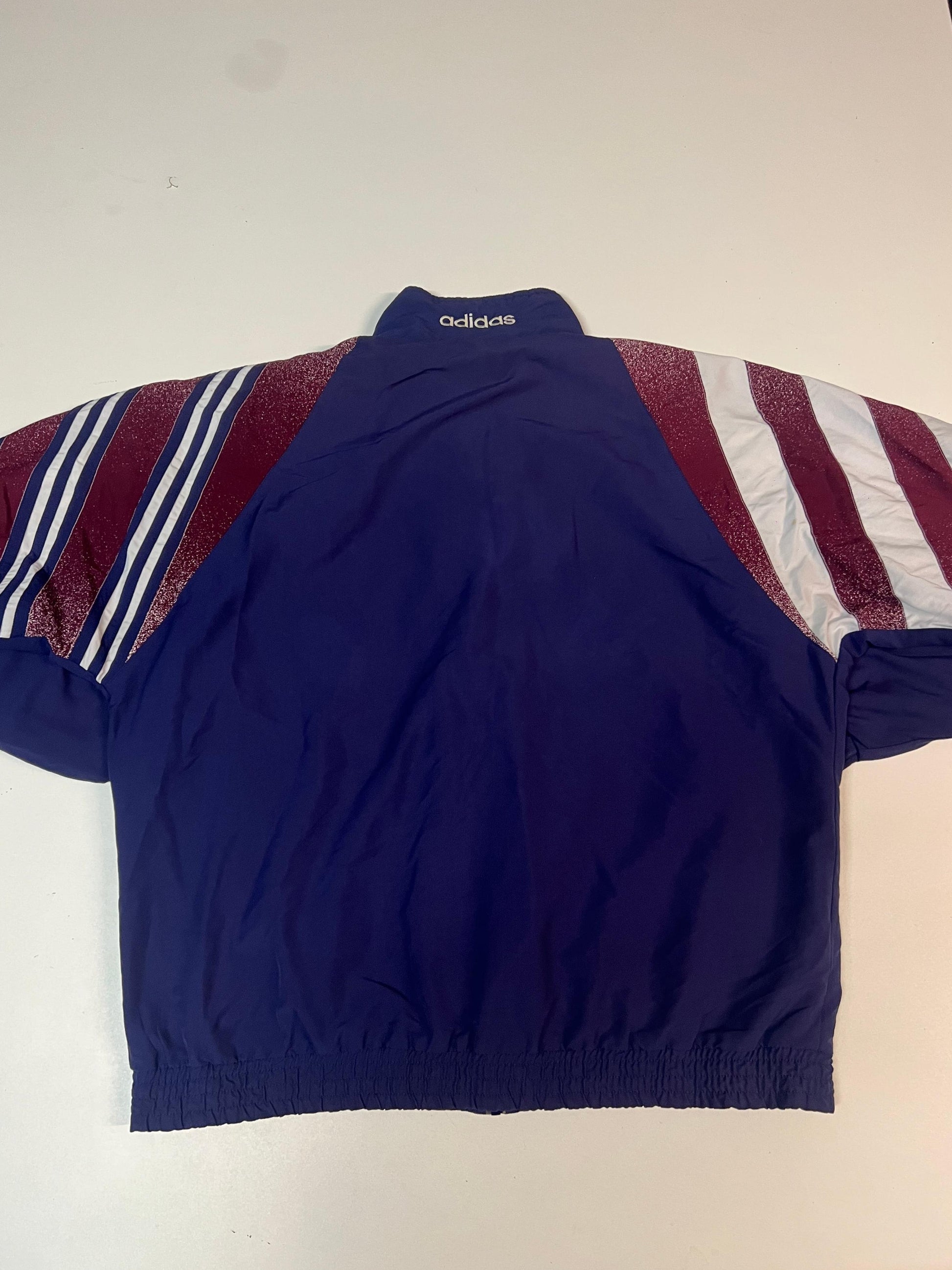 Entdecke unsere Vintage Track Pants von Nike und anderen Marken, erhältlich bei Valuxery.de - Dein Shop für trendige Vintage - Kleidung. Unsere Track Pants sind aus hochwertigen Materialien und