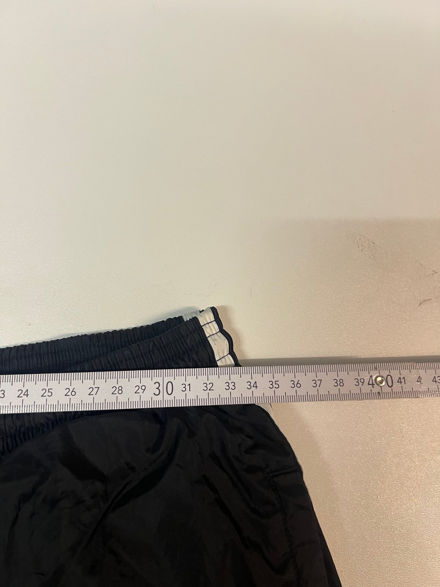 Entdecke unsere Vintage Track Pants von Nike und anderen Marken, erhältlich bei Valuxery.de - Dein Shop für trendige Vintage - Kleidung. Unsere Track Pants sind aus hochwertigen Materialien und