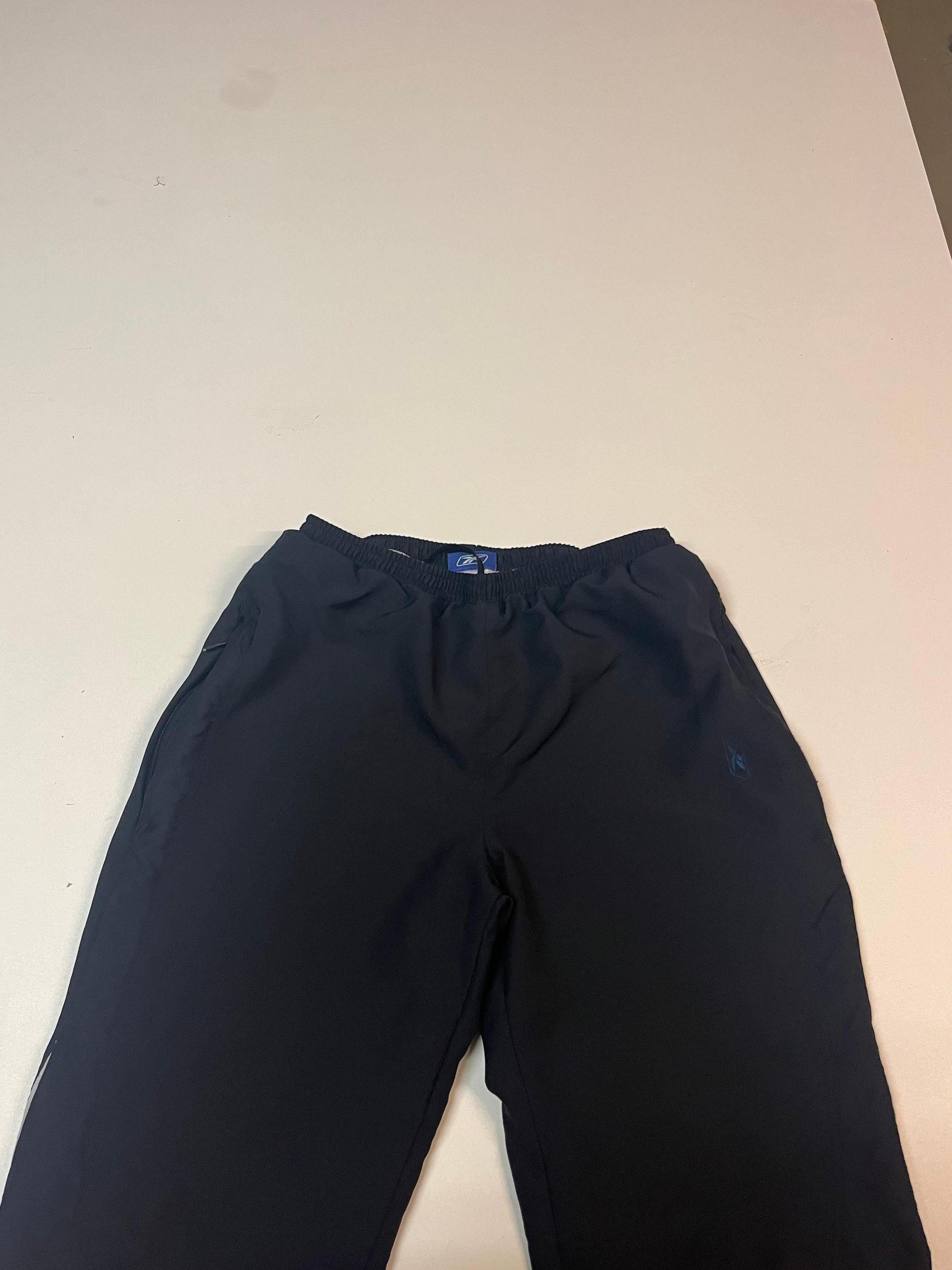 Entdecke unsere Vintage Track Pants von Nike und anderen Marken, erhältlich bei Valuxery.de - Dein Shop für trendige Vintage - Kleidung. Unsere Track Pants sind aus hochwertigen Materialien und