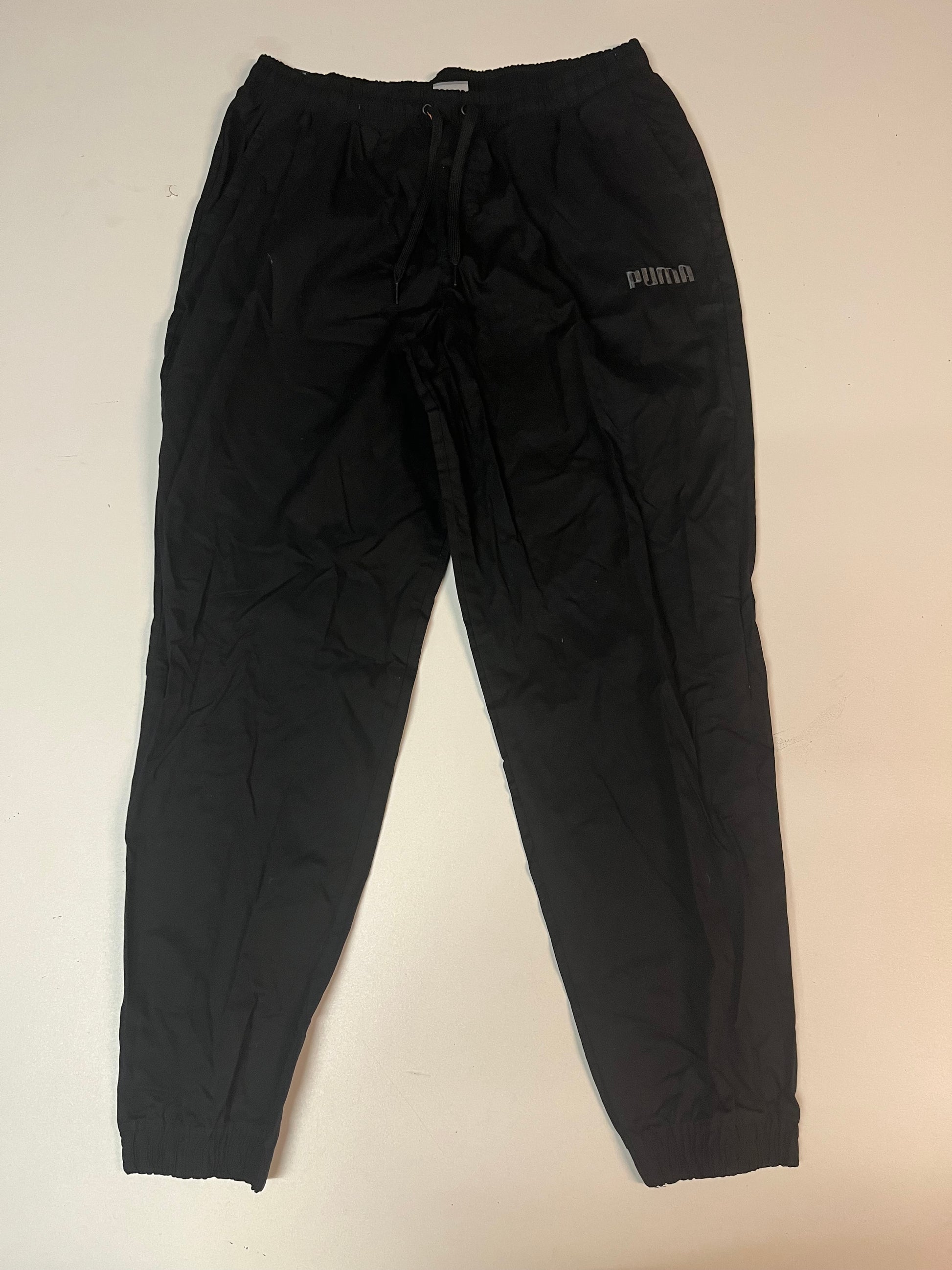 Entdecke unsere Vintage Track Pants von Nike und anderen Marken, erhältlich bei Valuxery.de - Dein Shop für trendige Vintage - Kleidung. Unsere Track Pants sind aus hochwertigen Materialien und
