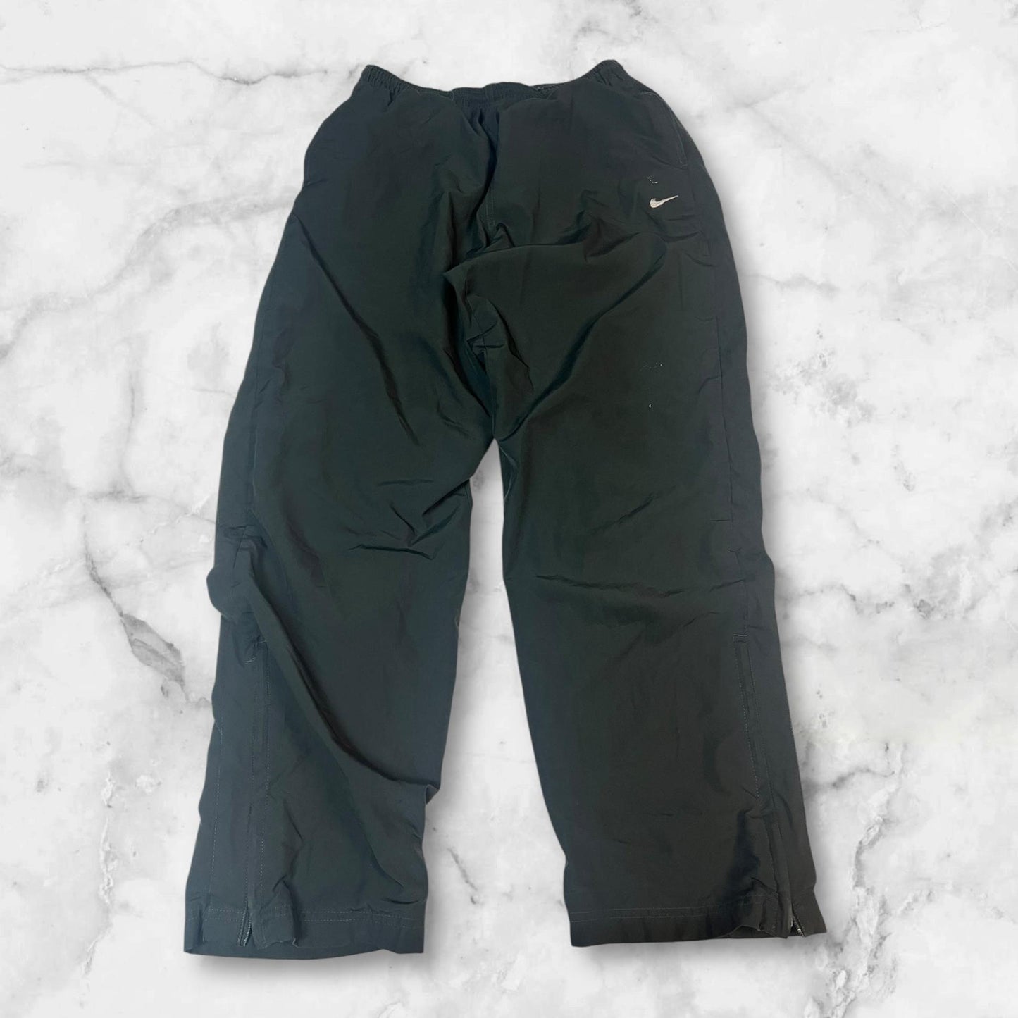 Entdecke unsere Vintage Track Pants von Nike und anderen Marken, erhältlich bei Valuxery.de - Dein Shop für trendige Vintage - Kleidung. Unsere Track Pants sind aus hochwertigen Materialien und