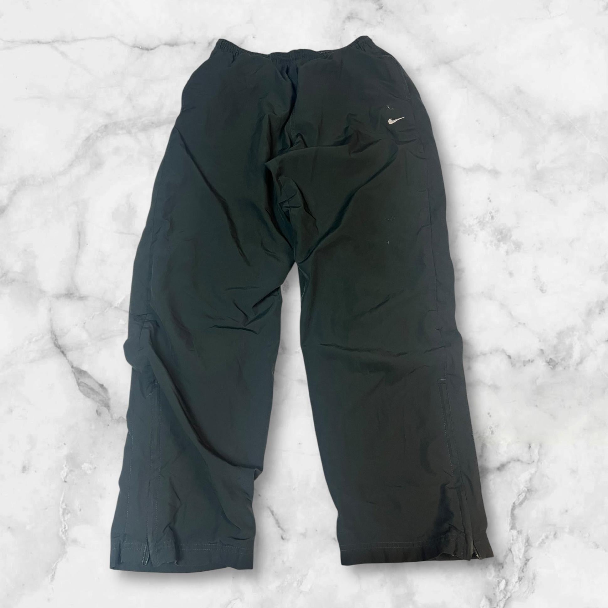 Entdecke unsere Vintage Track Pants von Nike und anderen Marken, erhältlich bei Valuxery.de - Dein Shop für trendige Vintage - Kleidung. Unsere Track Pants sind aus hochwertigen Materialien und